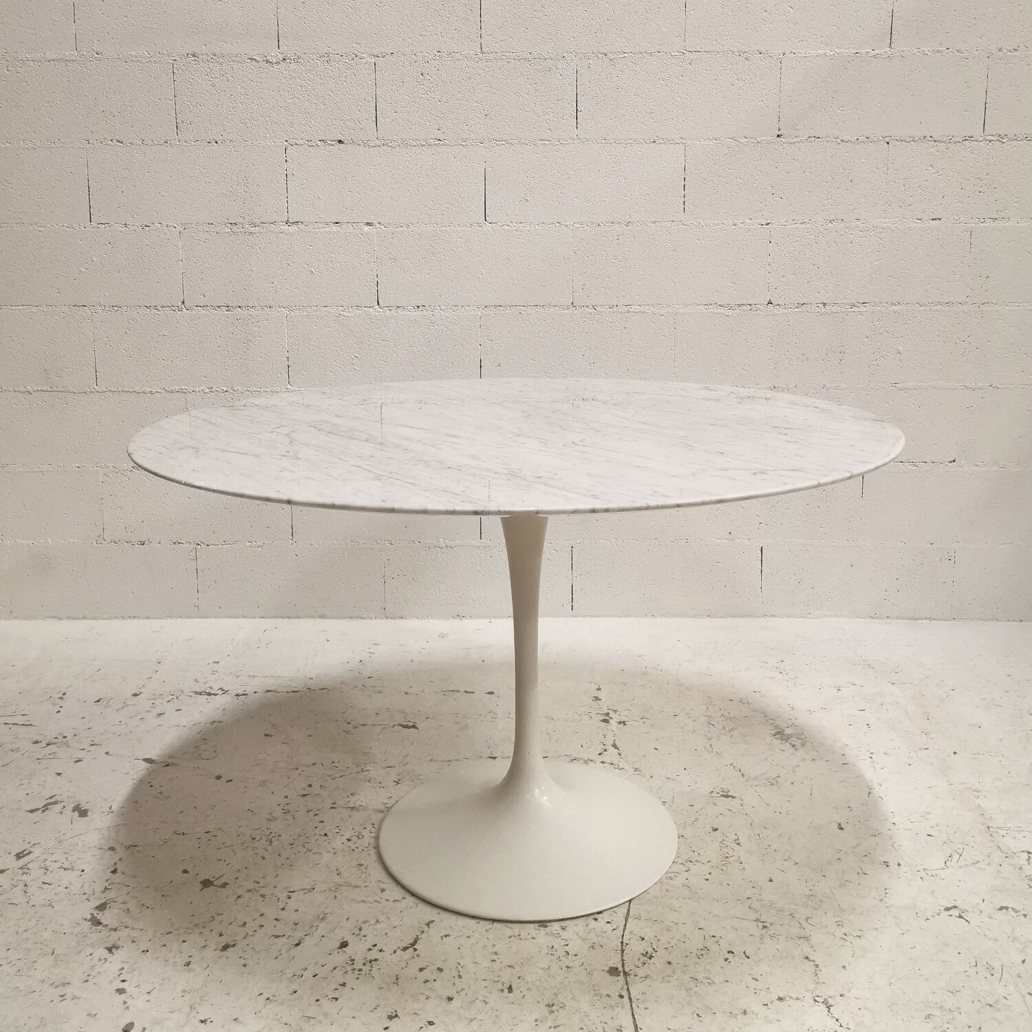 Marble round dining table, Eero Saarinen, Knoll International