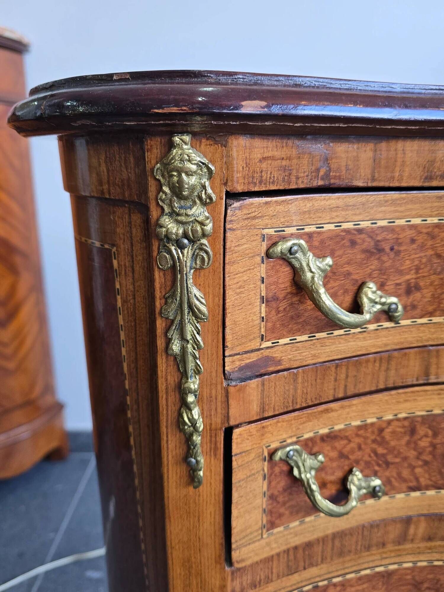Commode galbée demi-lune en marqueterie – style Louis XV, fin XIXe siècle