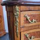 Commode galbée demi-lune en marqueterie – style Louis XV, fin XIXe siècle