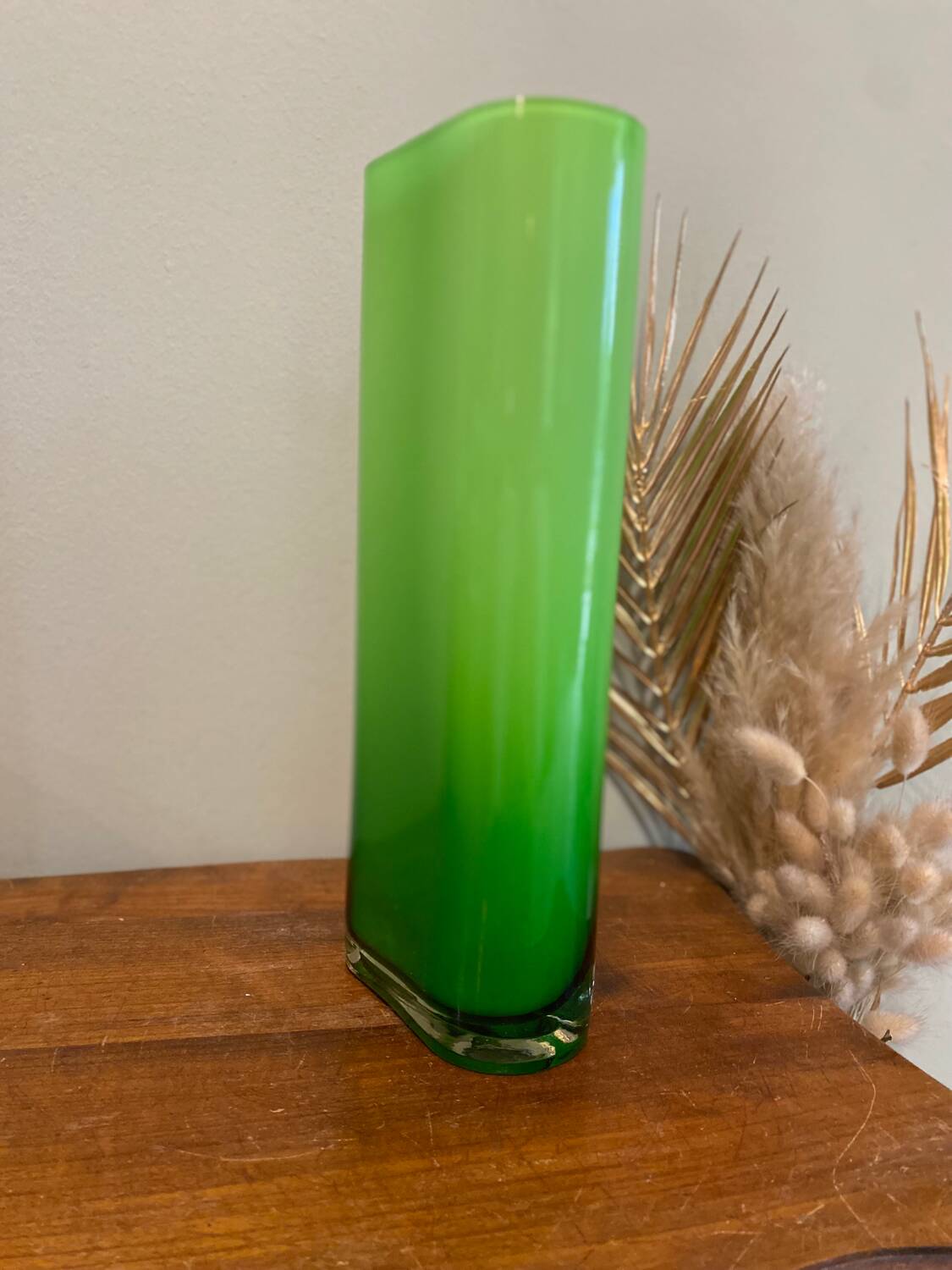 Vase en verre vert acidulé