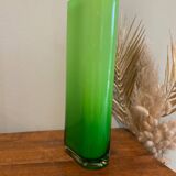 Vase en verre vert acidulé