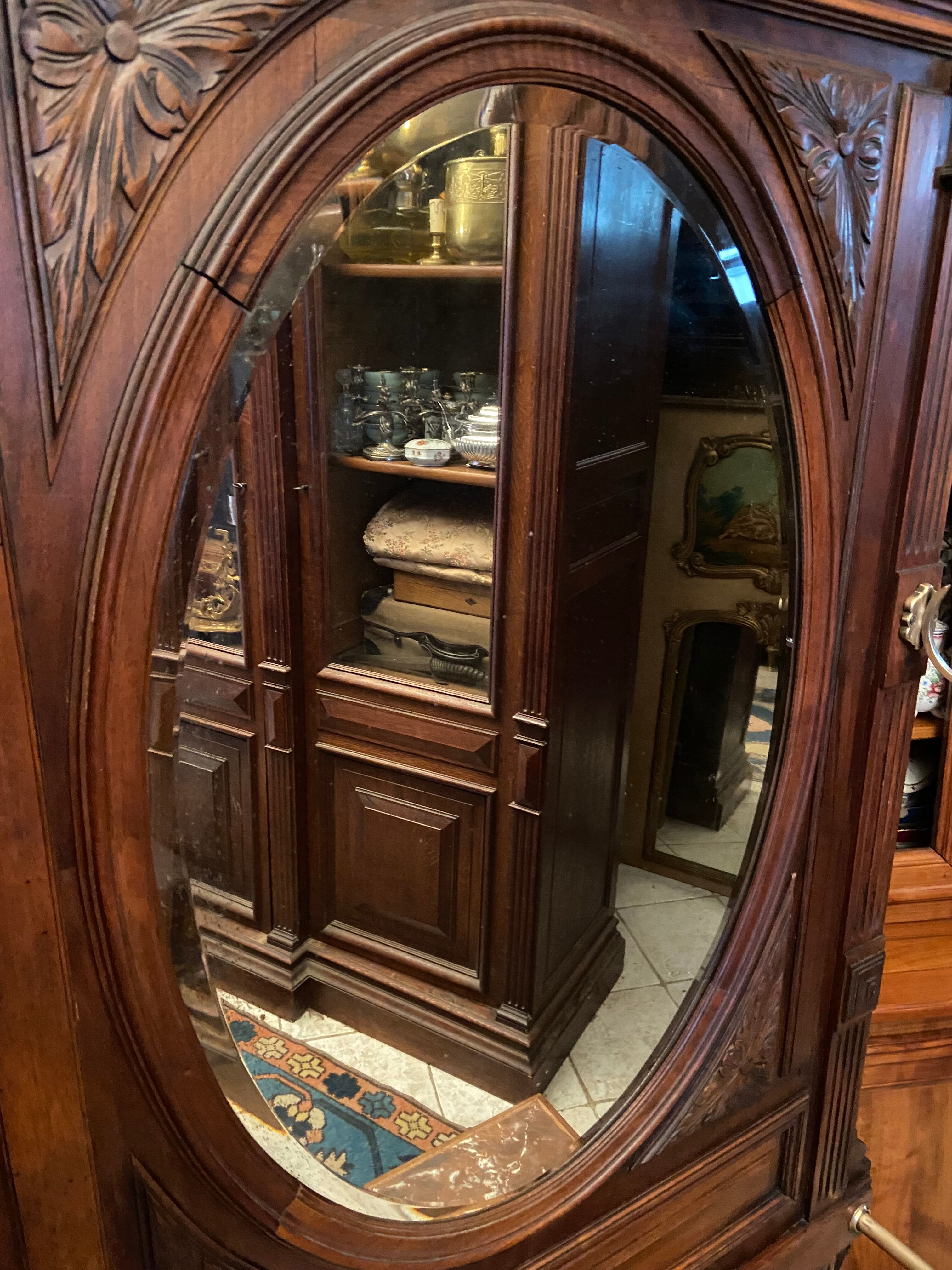 Porte-manteau de vestibule en noyer massif avec miroir ovale et patères en bronze