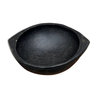 Ancient bowl, ethnic pottery in Colombian La Chamba ceramic.