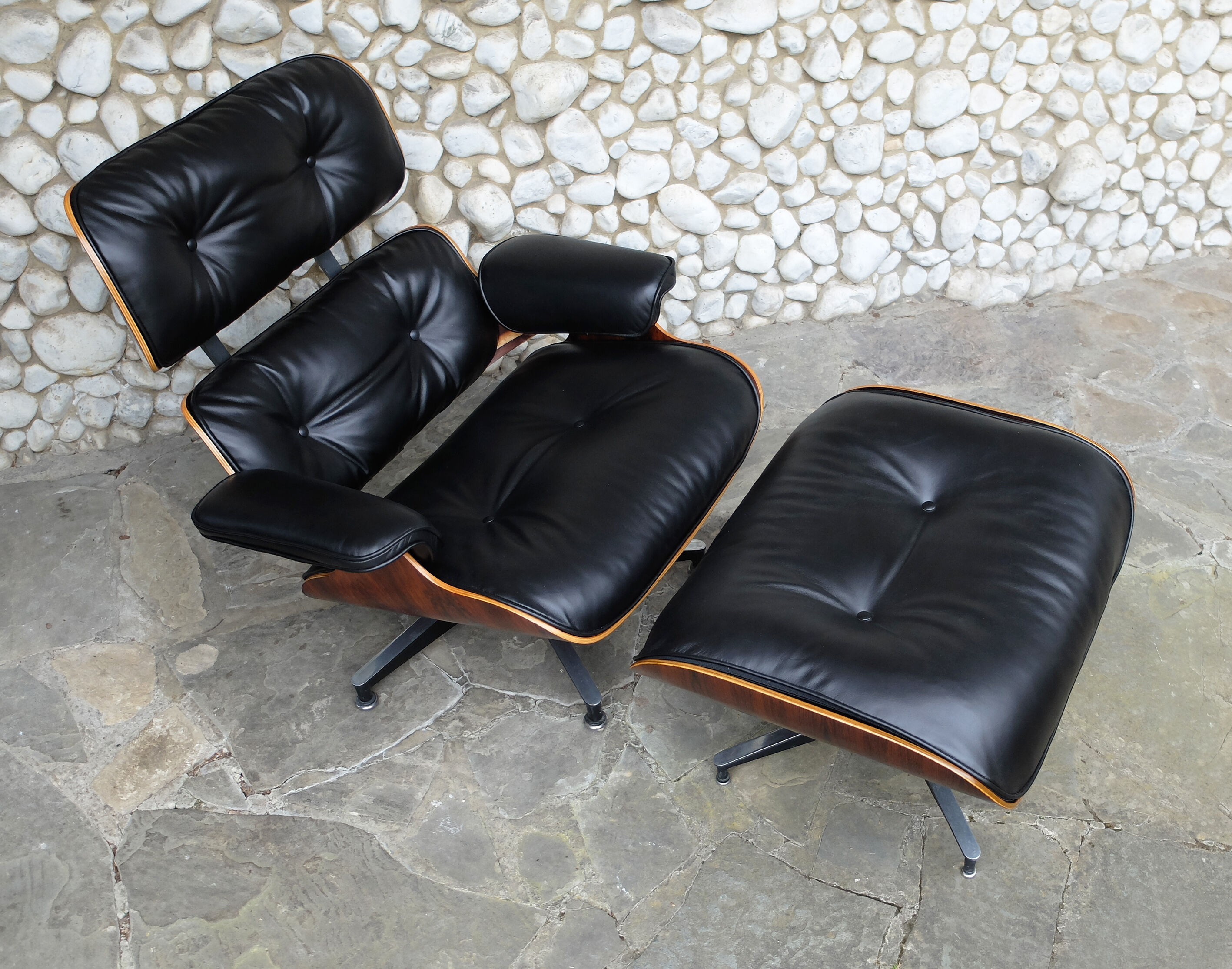 Lounge Chair & ottoman by Charles & Ray Eames edition Herman Miller