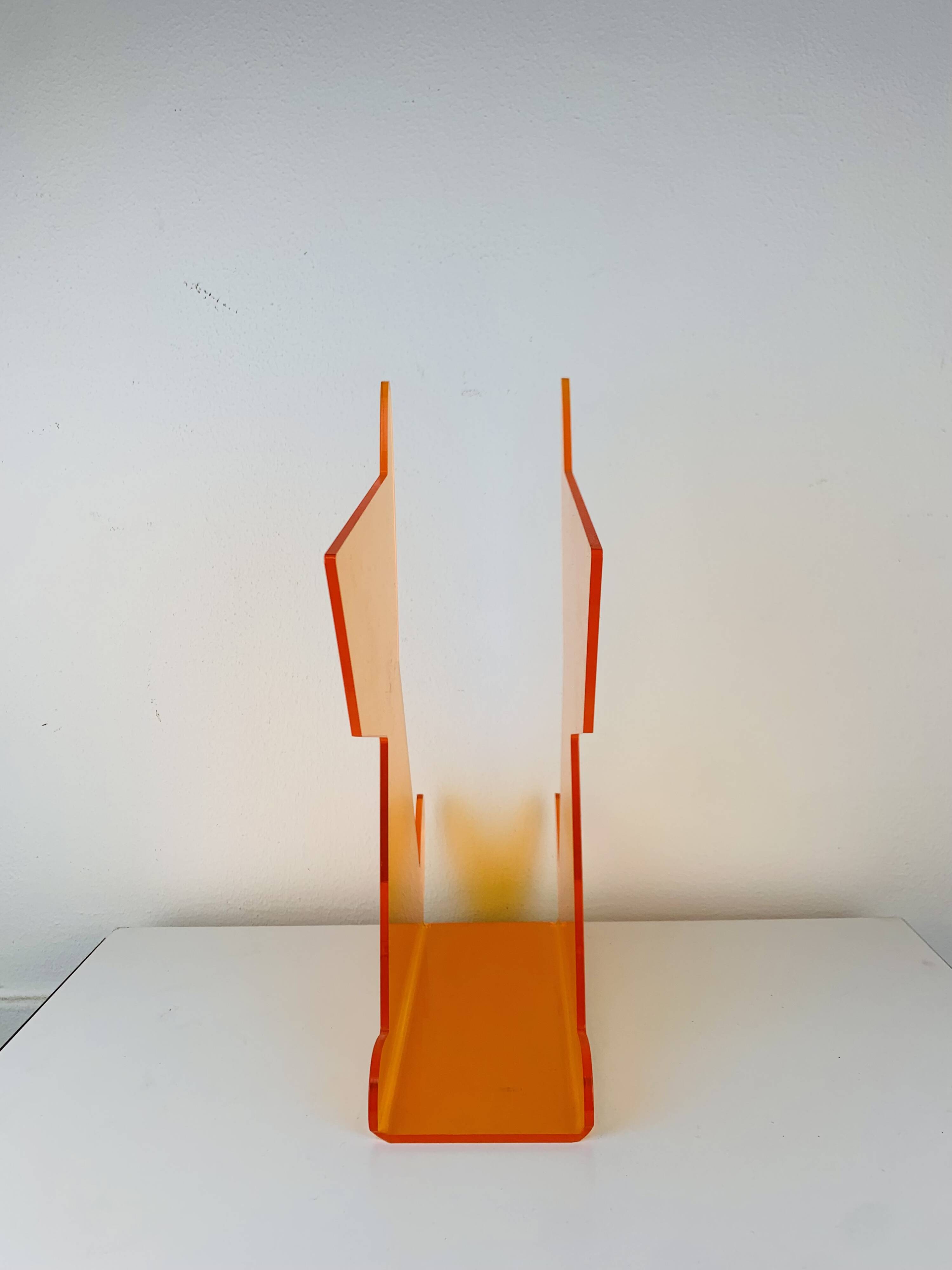 Porte-revues chien en plexiglas orange, vintage