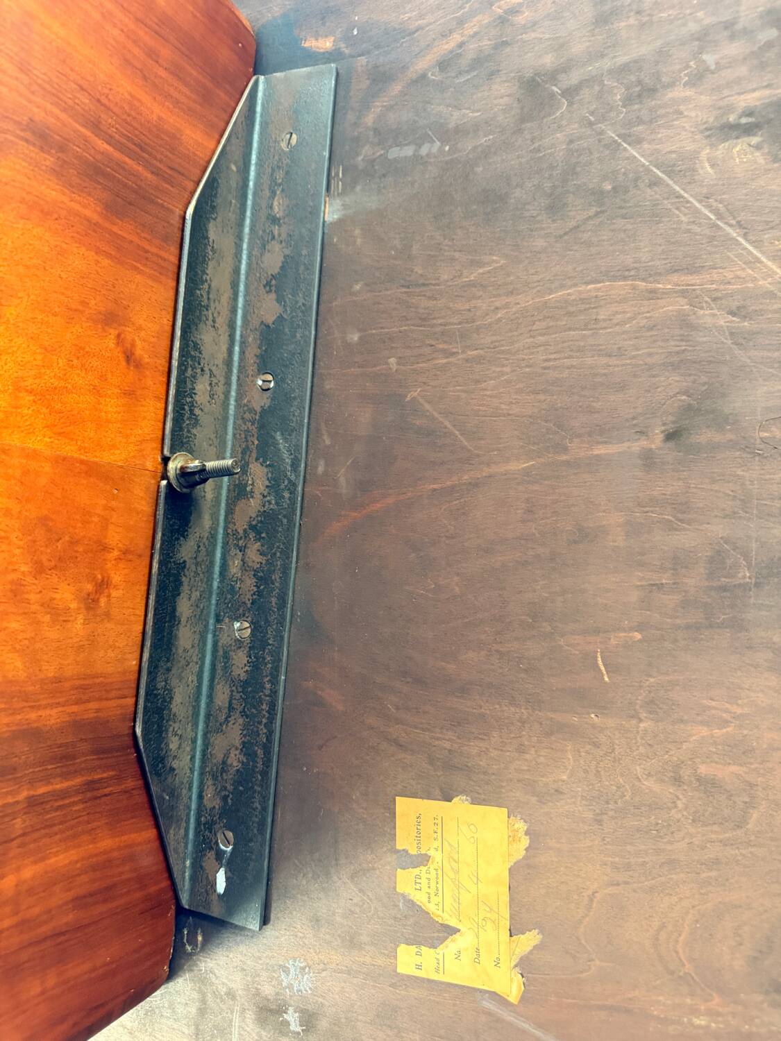 English Art Deco table in flamed walnut – London, 1960