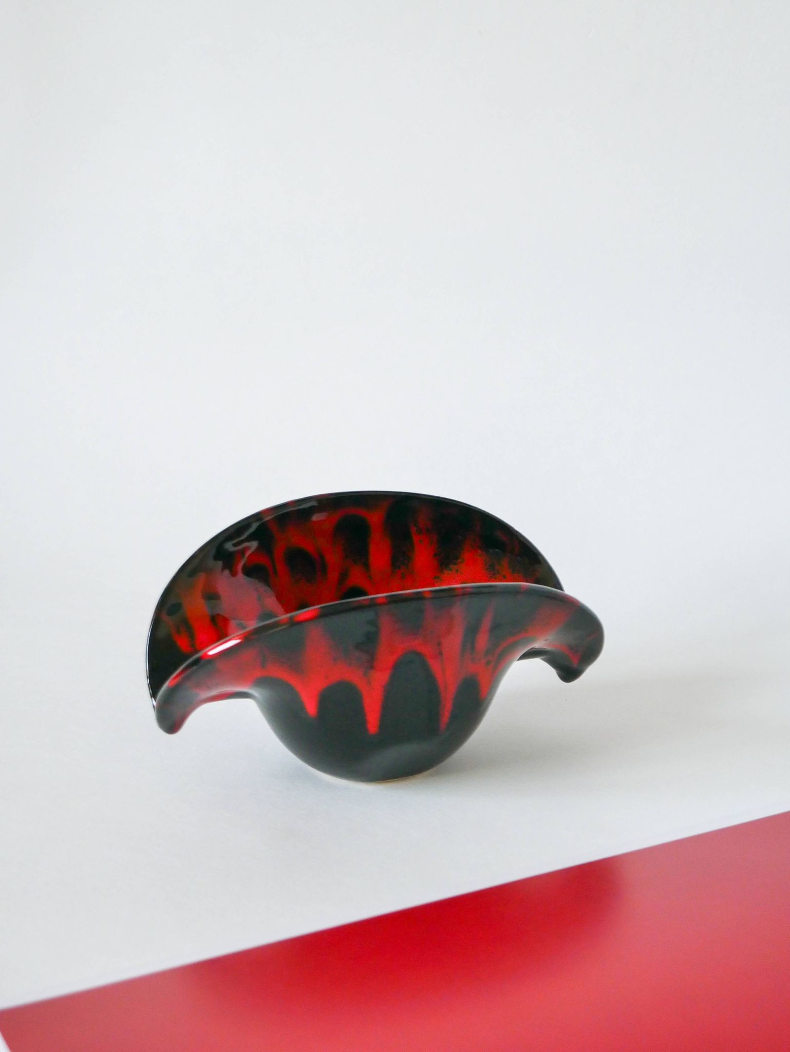 Vide-poche en céramique noir et rouge style Vallauris 1970