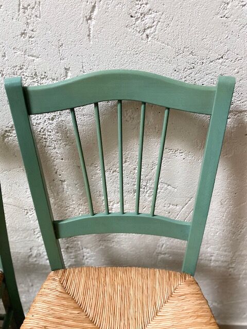 Set of 2 wooden chairs