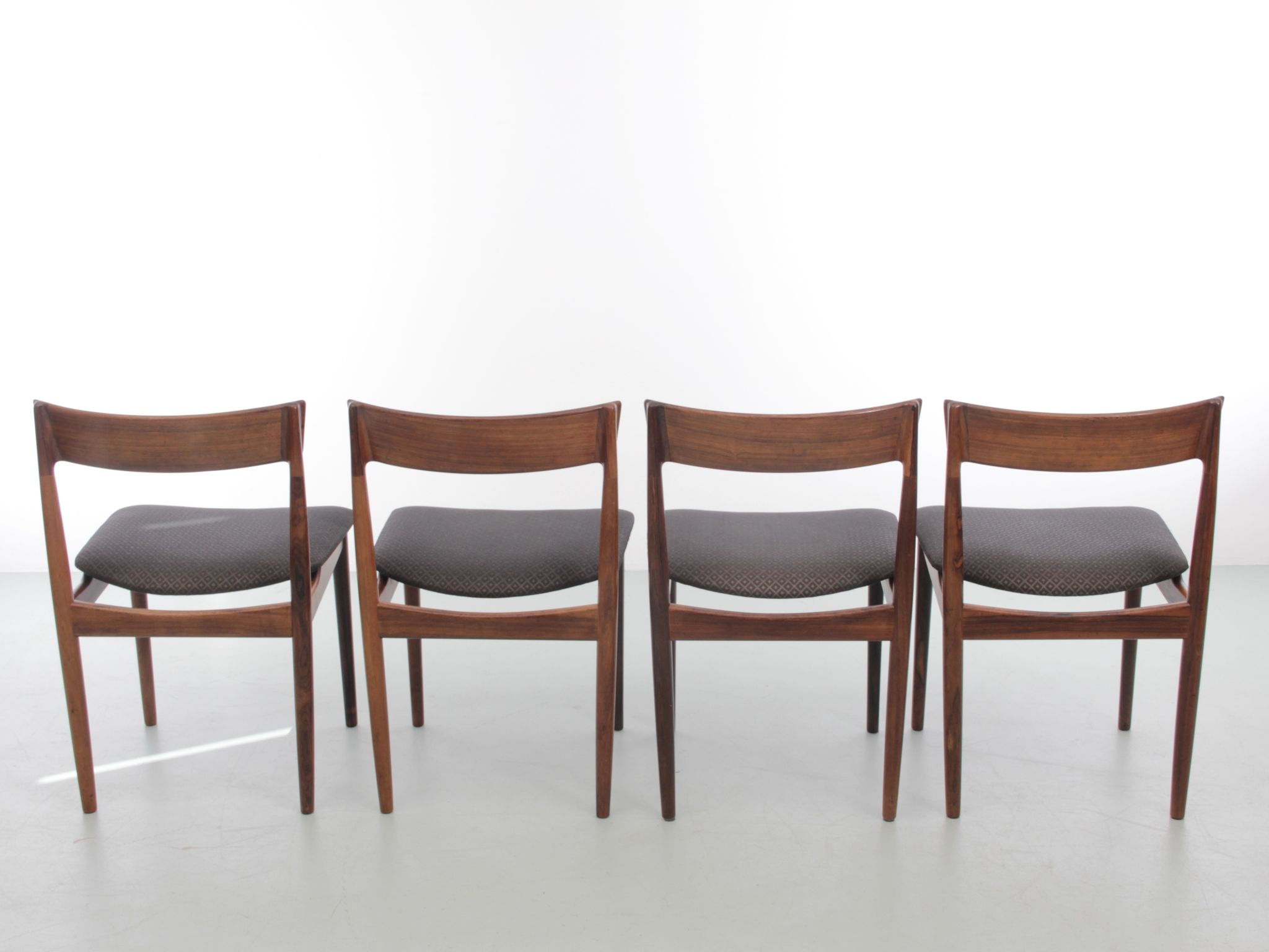 Suite de 4 chaises scandinaves en teck modèle 39