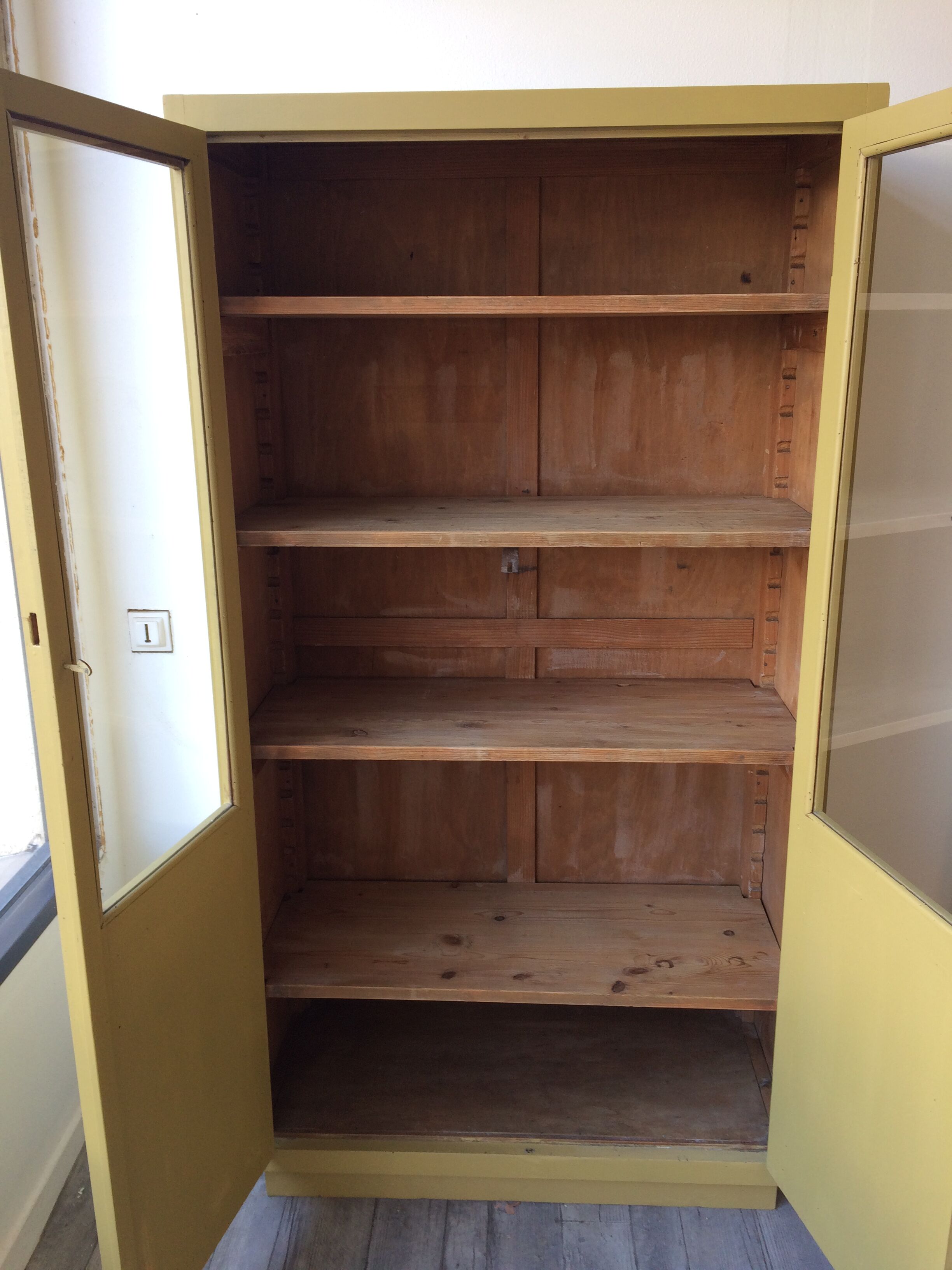 Glass cabinet