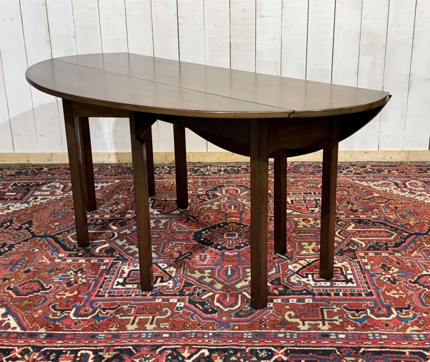 Drop-leaf English table in mahogany called Gateleg.