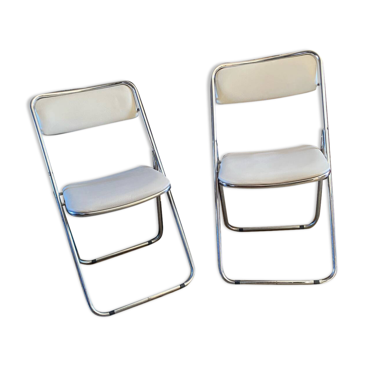 2 white folding chairs Civic