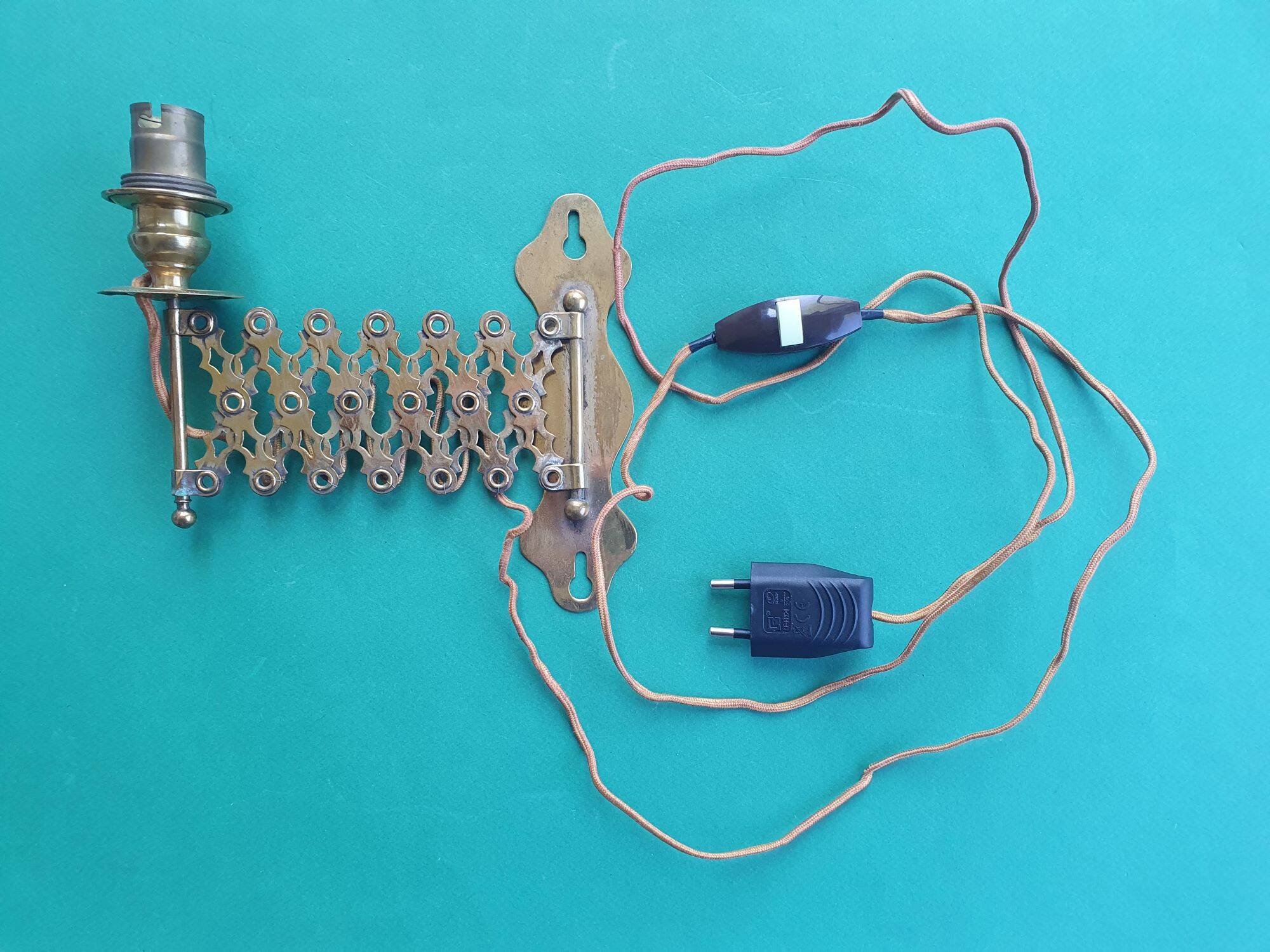 Vintage extendable pantograph wall light