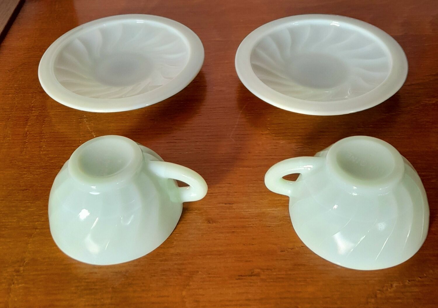 Tasses à café en jadeite art déco