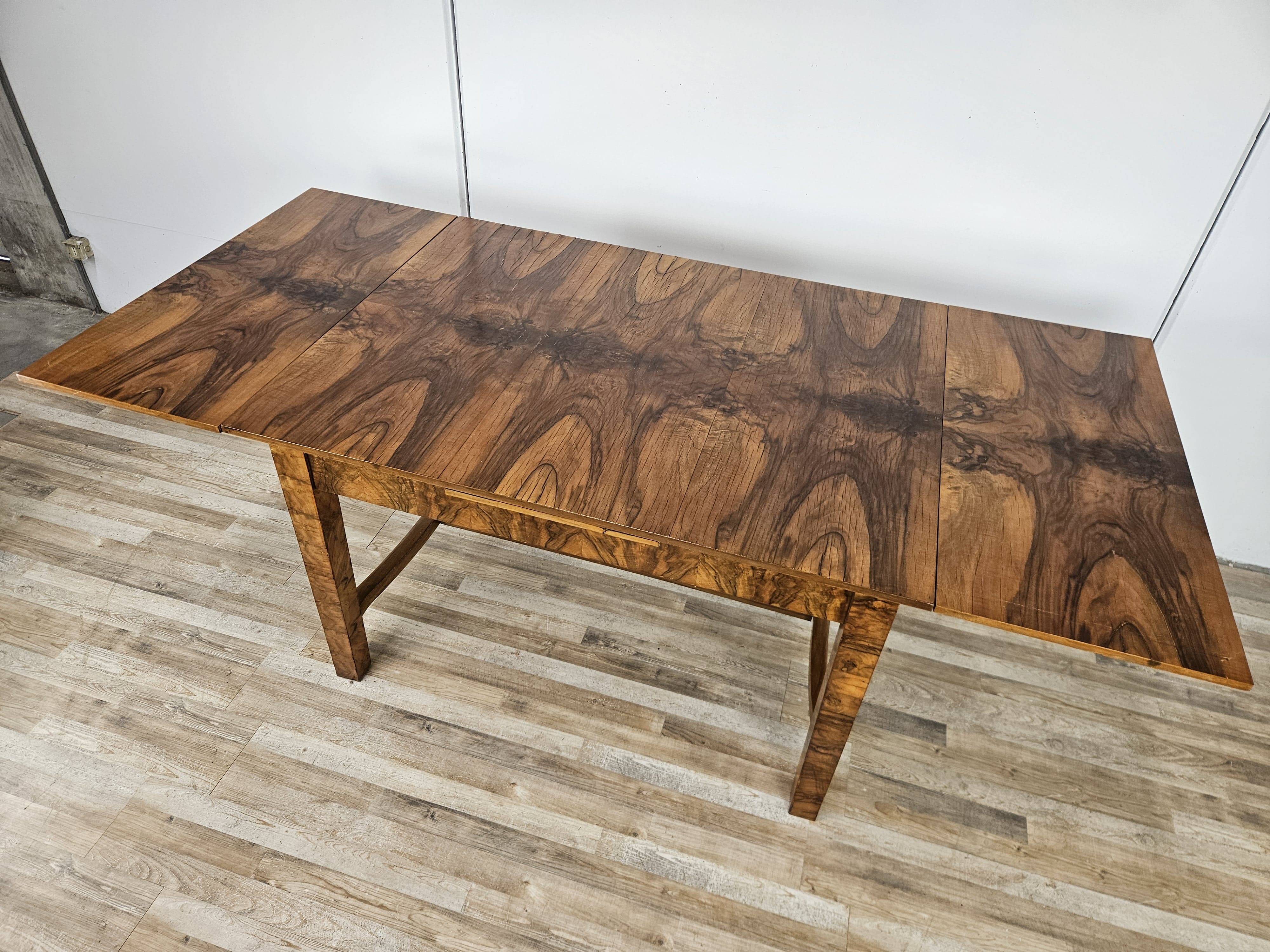Extendable Art Deco table in olive root