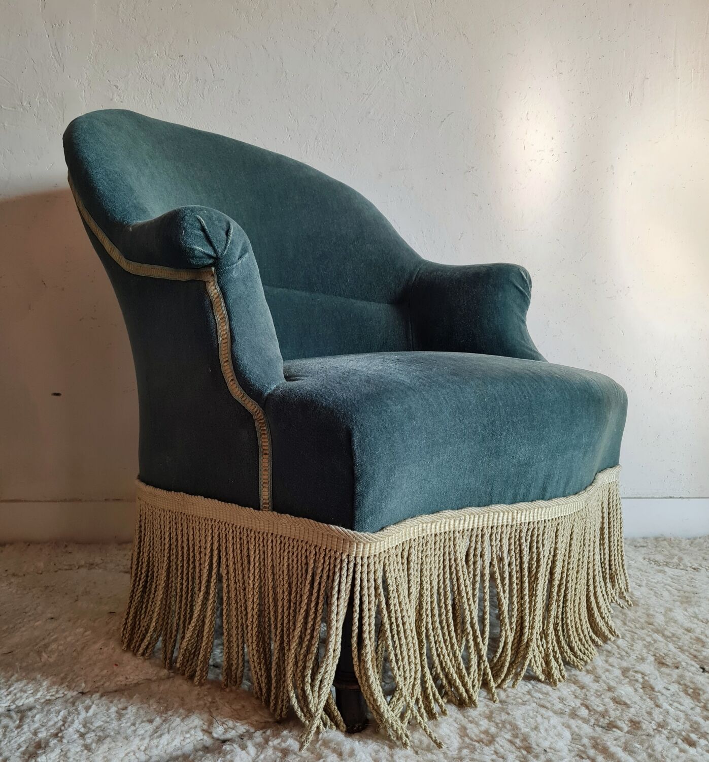 Green velvet toad armchair with fringes