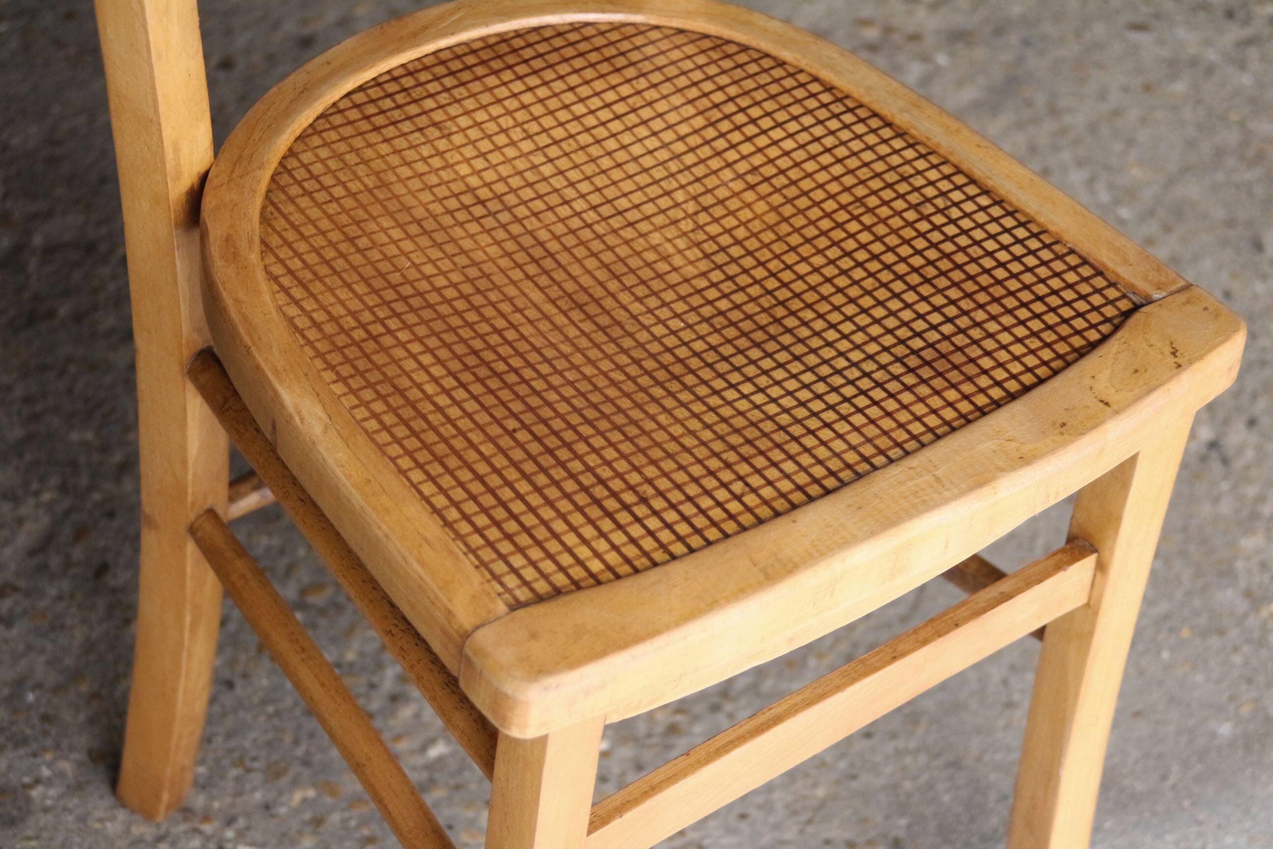 Bistro chair in curved wood (early 20th century).