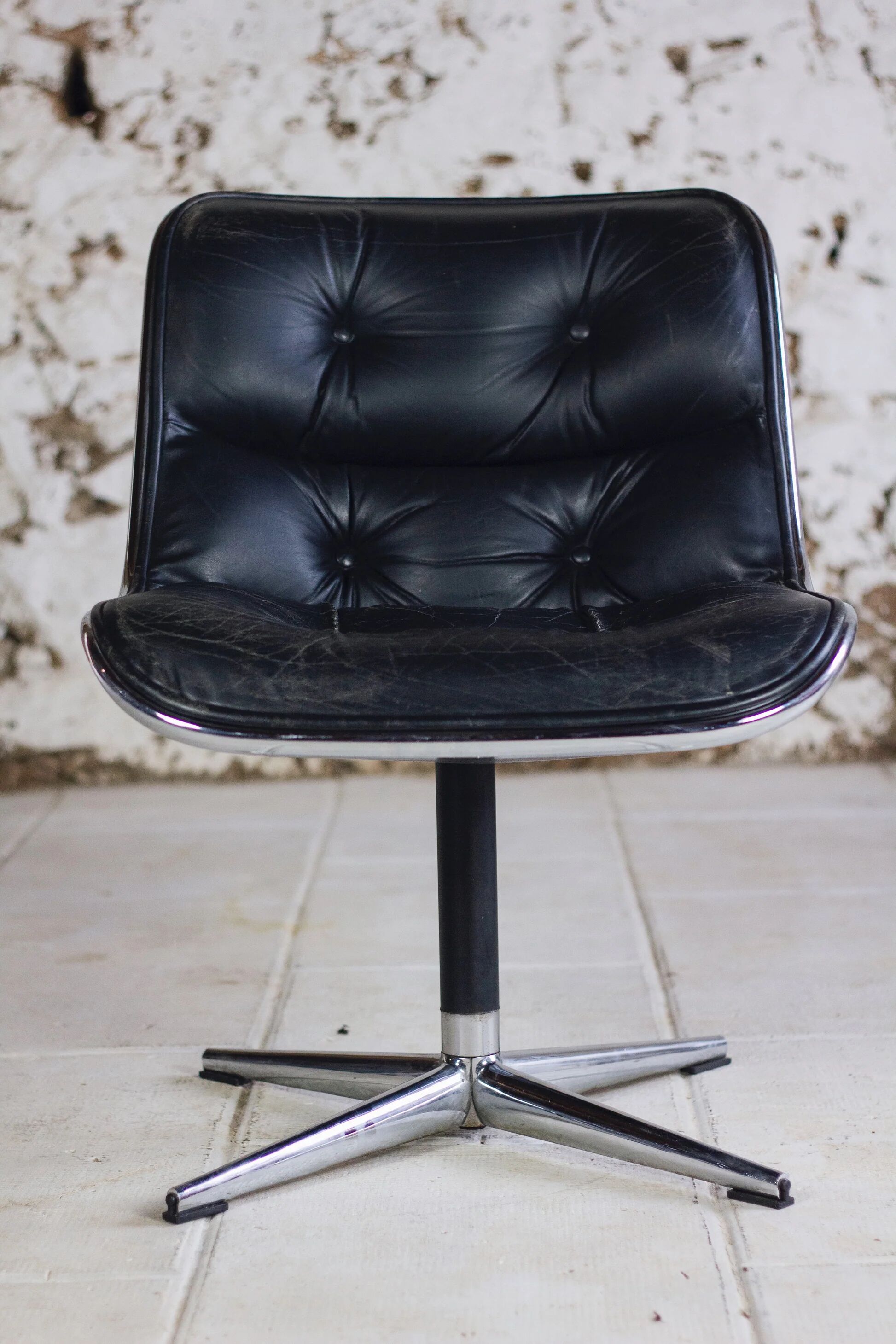 Black leather office chair by Charles Pollock for Knoll