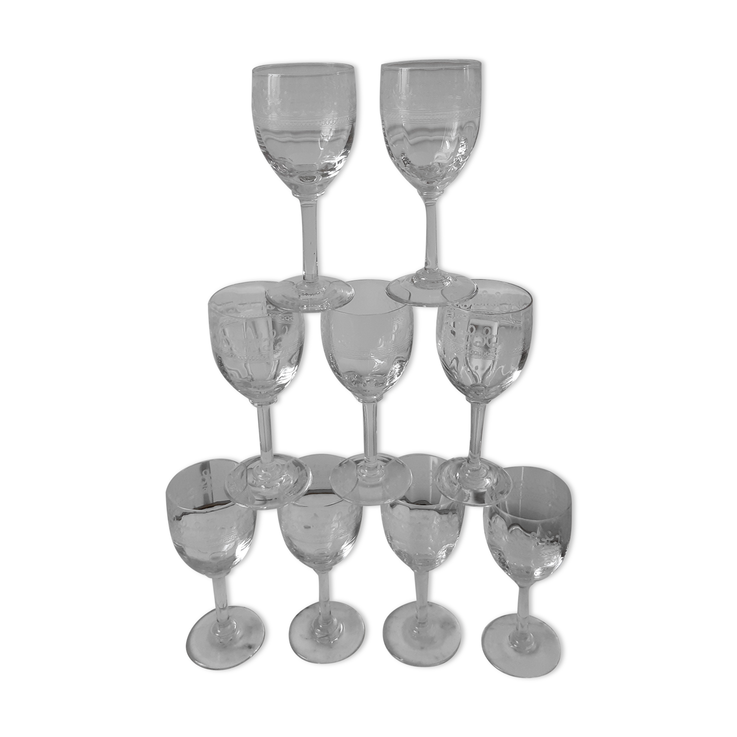 Lot of 9 wine glasses engraved in crystal