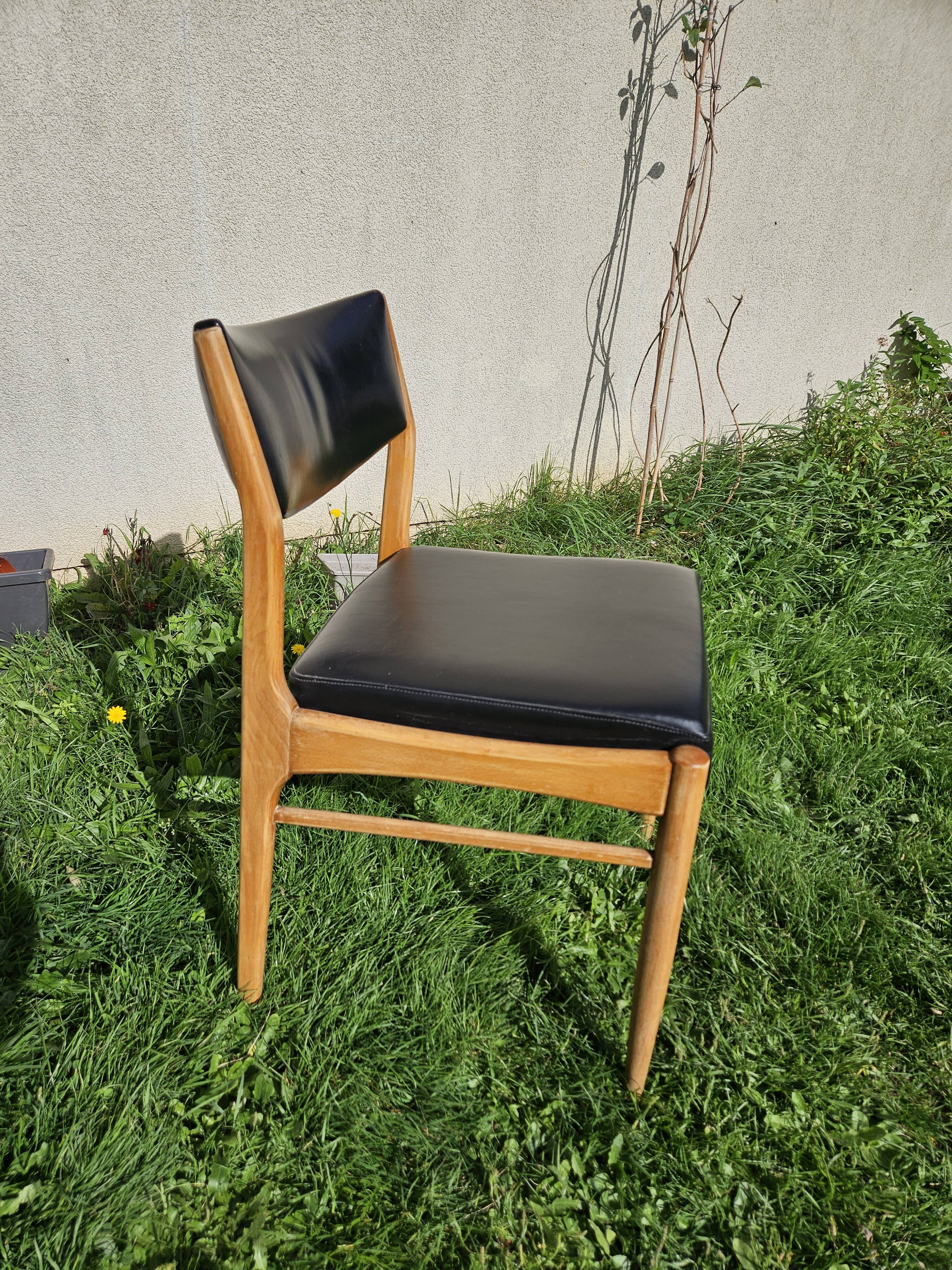 Chaise scandinave assise et dossier similicuir