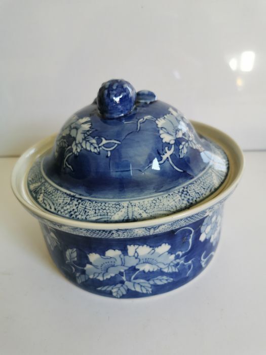Ancient white blue Chinese ceramic pot