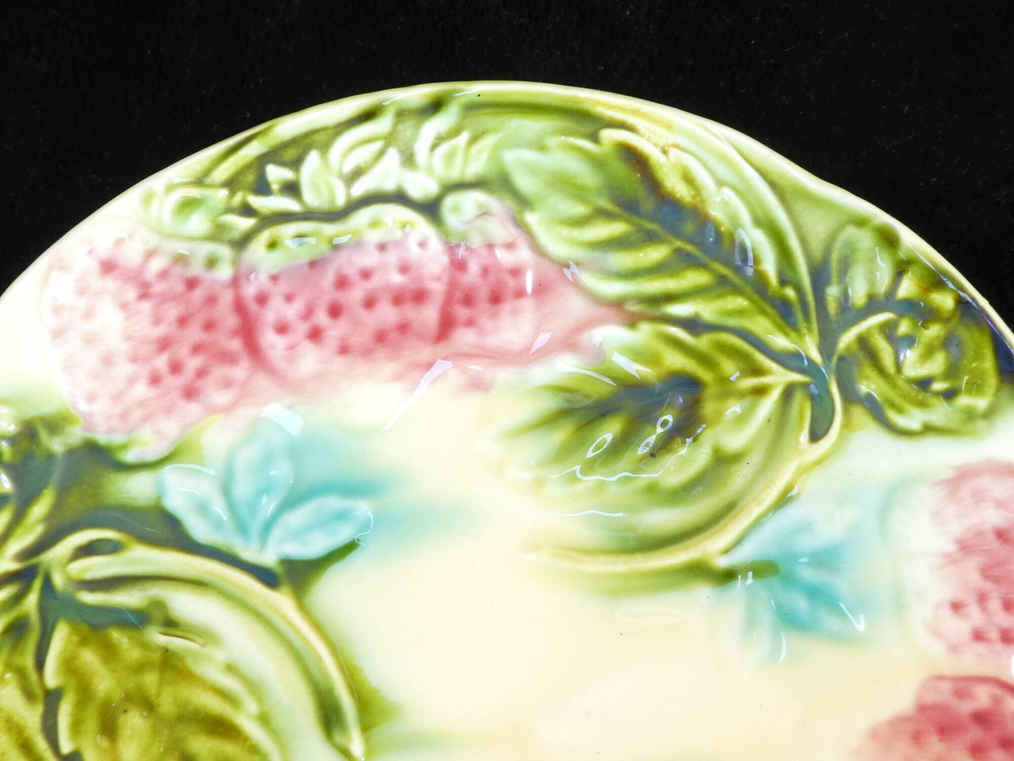 Plate in slurry with strawberry decoration and strawberry leaf