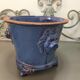 Cache pot terre cuite émaillé bleu vintage avec têtes de lion sur 3 pieds des années 60/70
