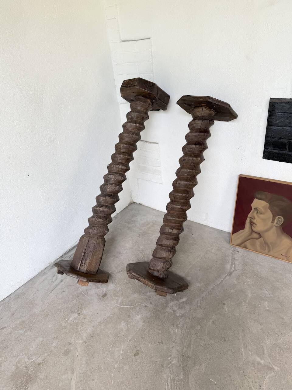 Pair of pedestal columns with oak pressing screws, 1900