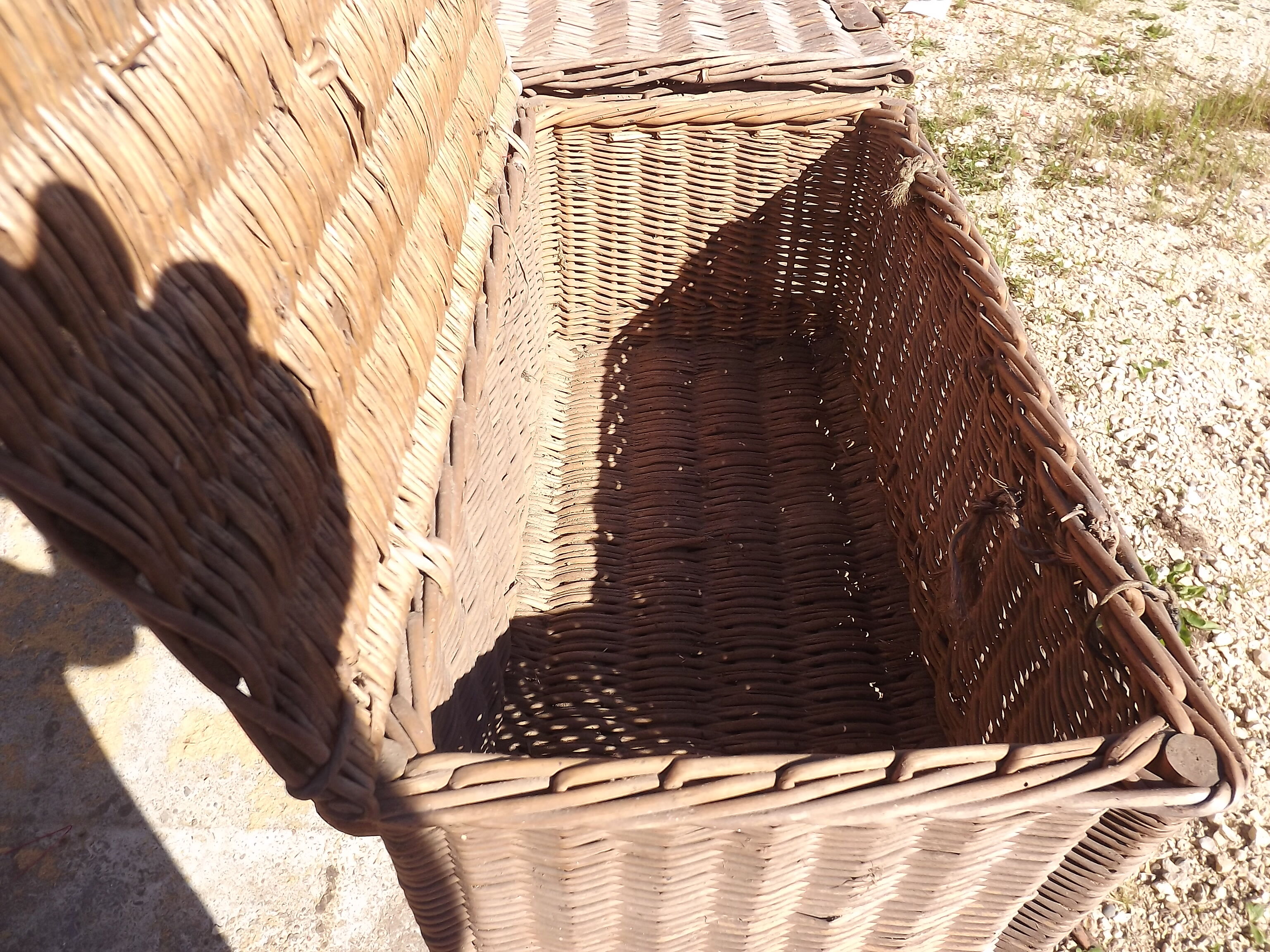 3 panières, old Wicker suitcases