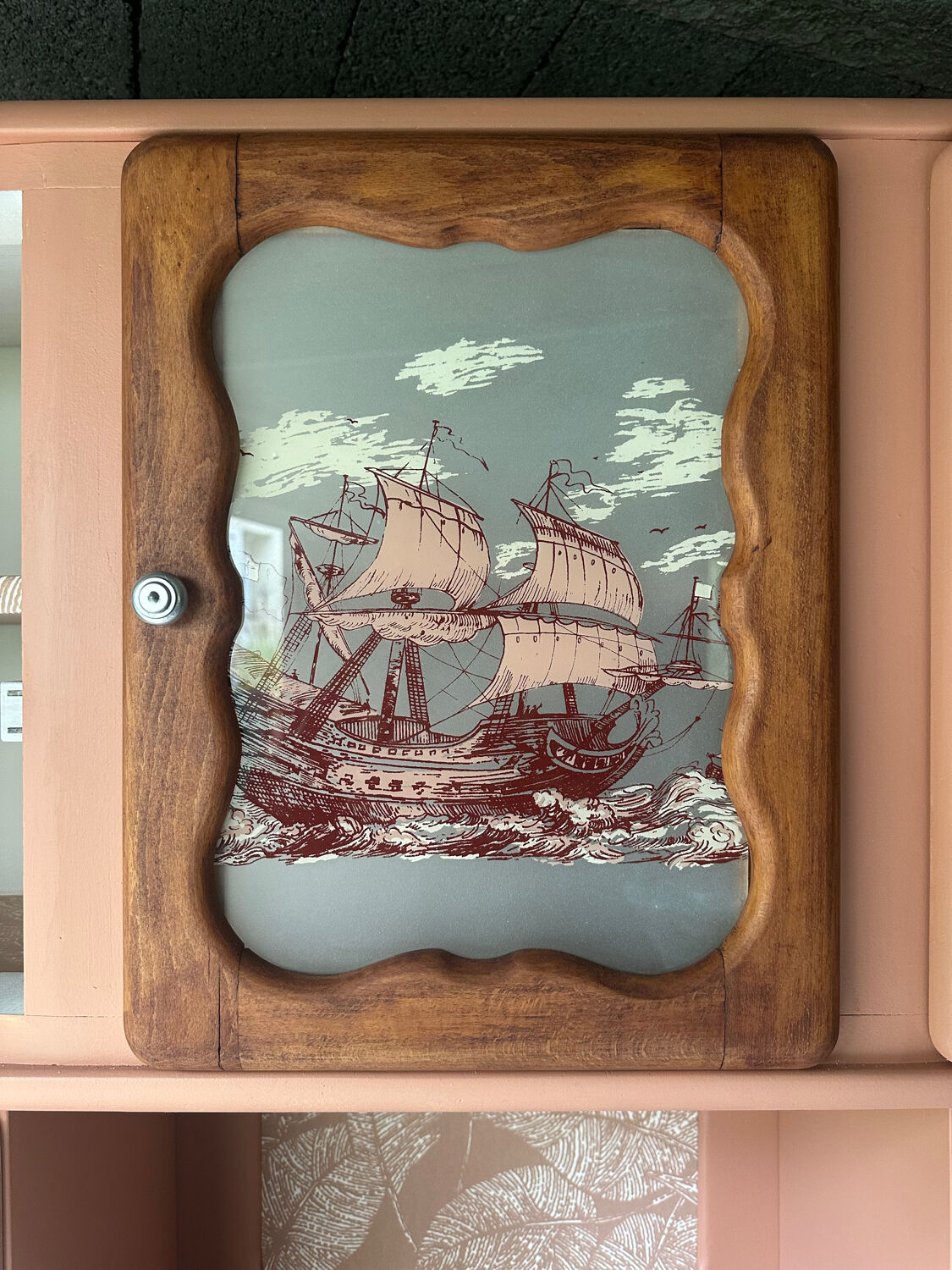 Buffet Mado vintage rénové – teinte ocre chaleureux, plateau en marbre