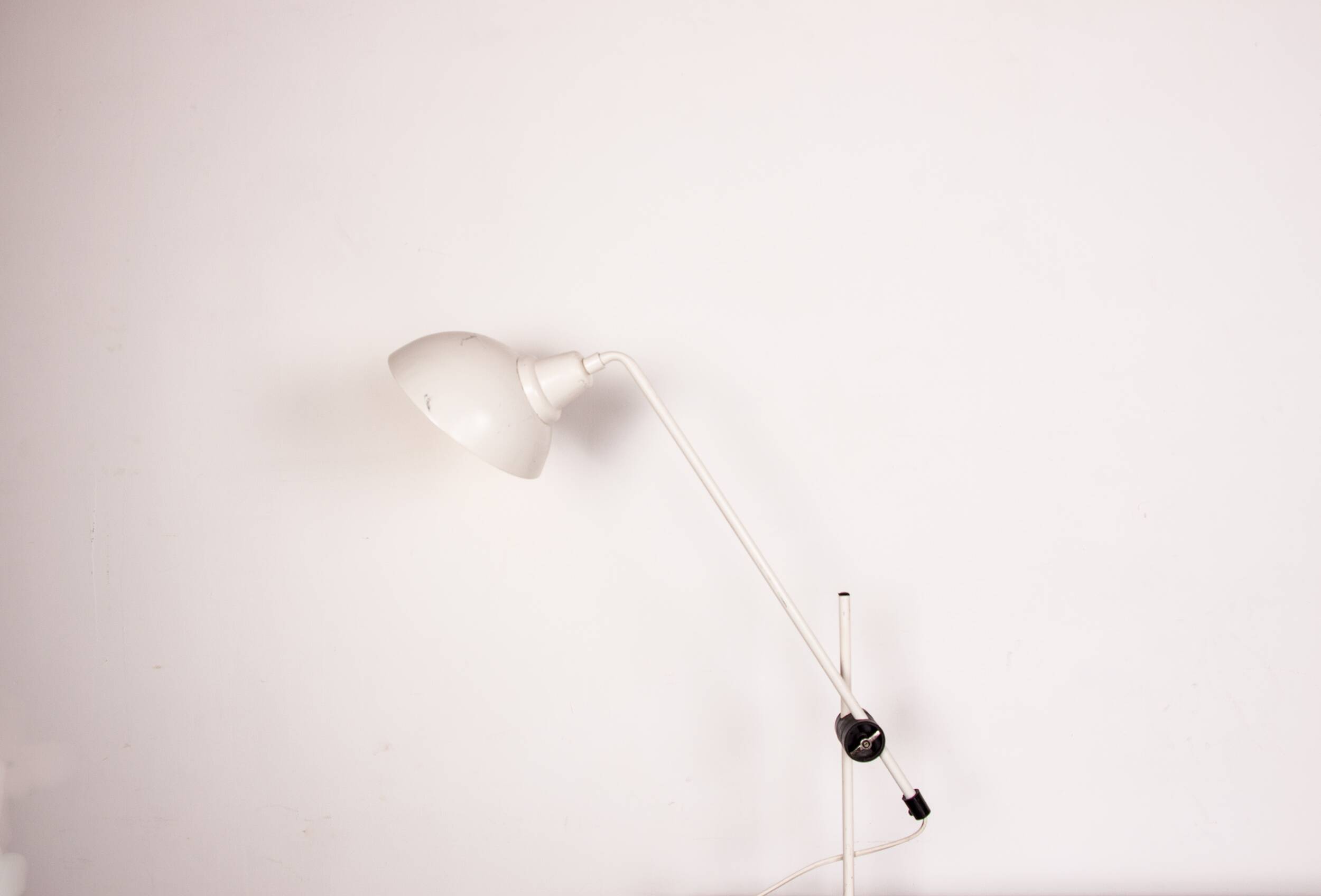 Tilting desk lamp in white metal 1960.
