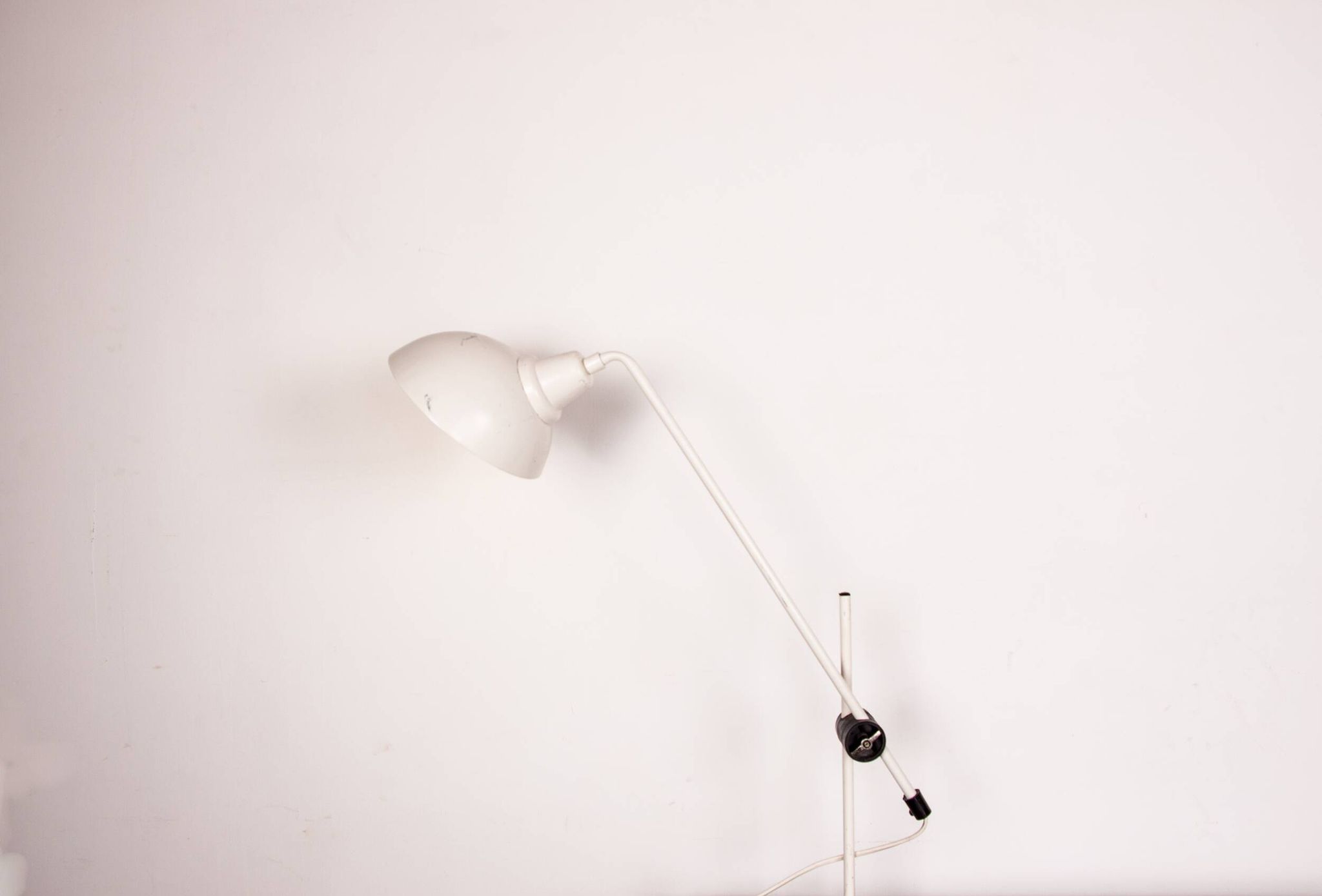 Lampe de bureau inclinable en métal blanc 1960.