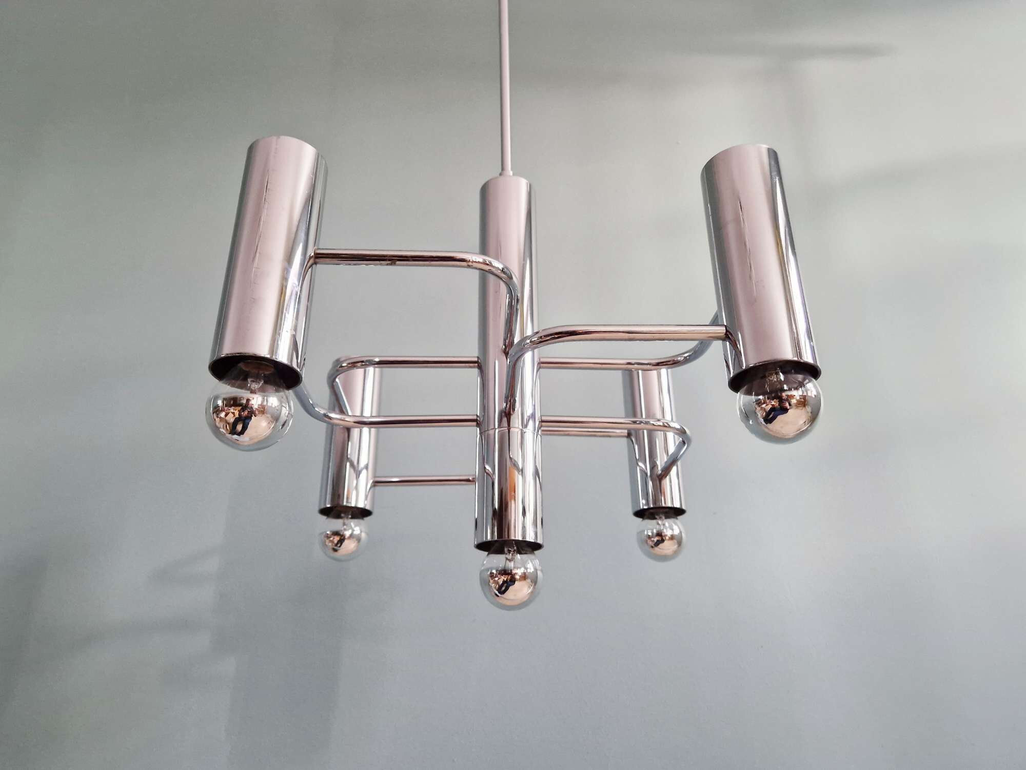 Geometric chandelier in chrome metal, design by Gaetano Sciolari, 1970.