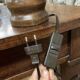 Lampe en bois tourné vintage avec abat jour bleu