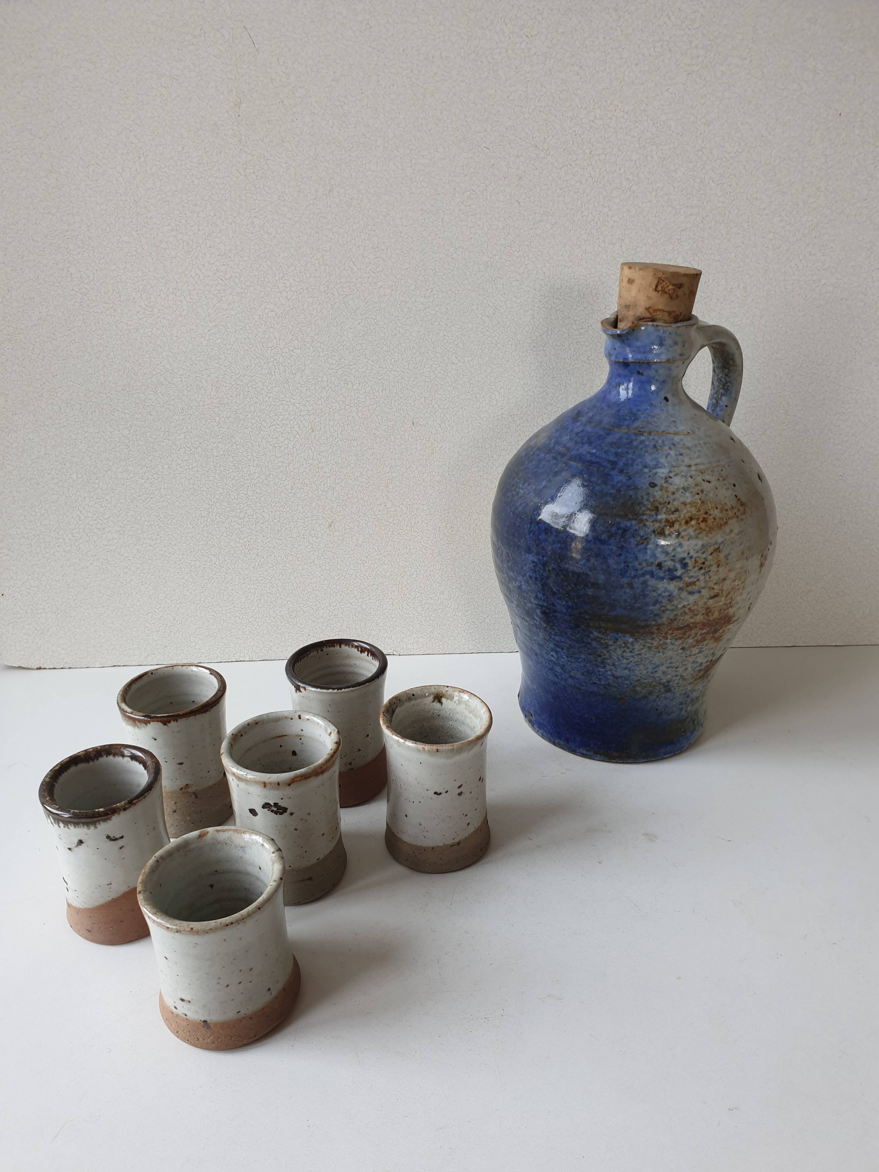 Set of liqueur bottle + 6 stoneware cups Signed Albert Breton Vézelay