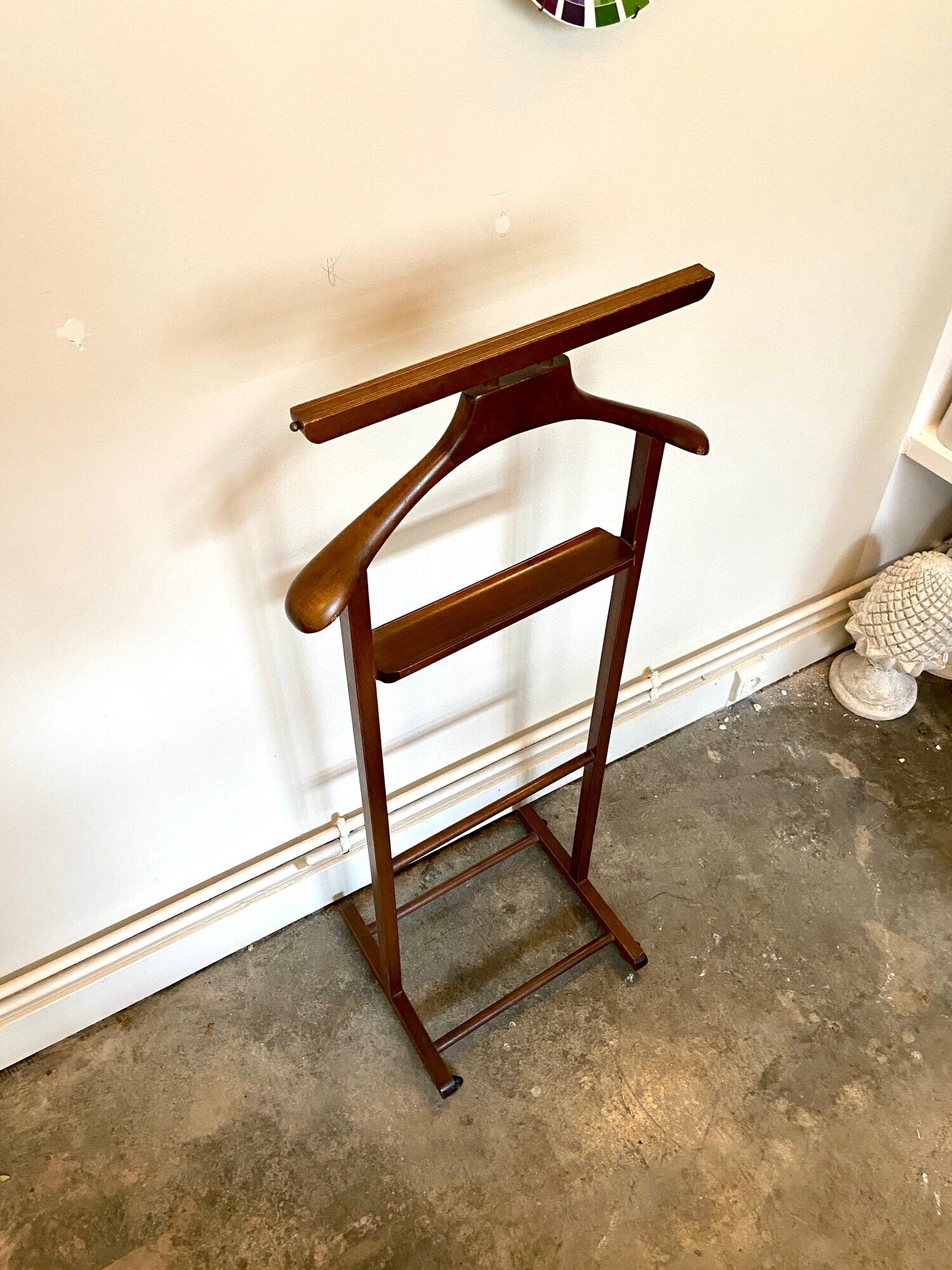 Valet de chambre on dark wood wheels