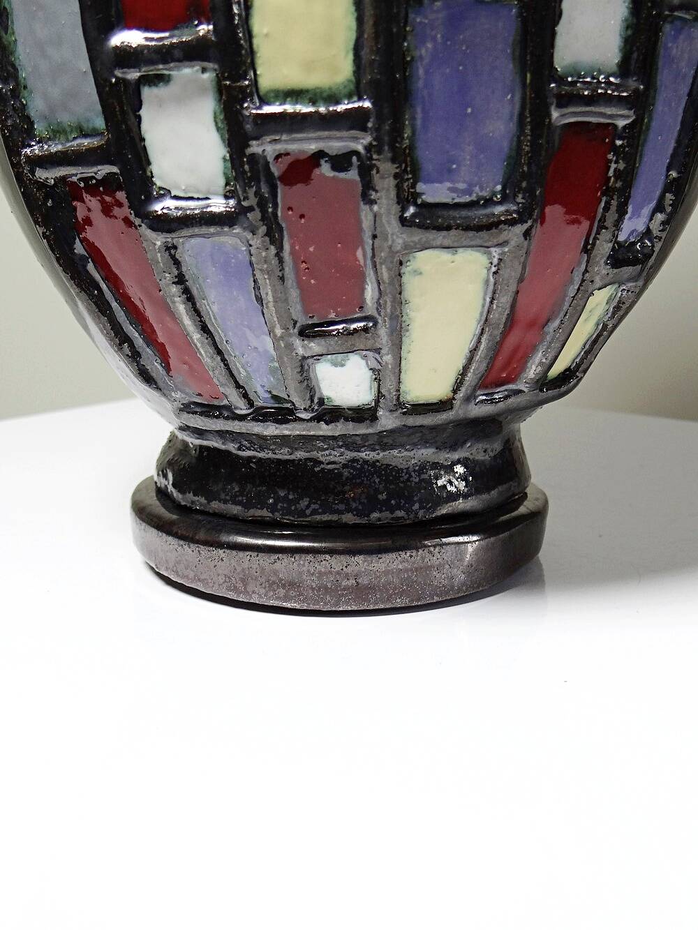 Large modernist ceramic art vase in vintage black glazed from 1950-1970.
