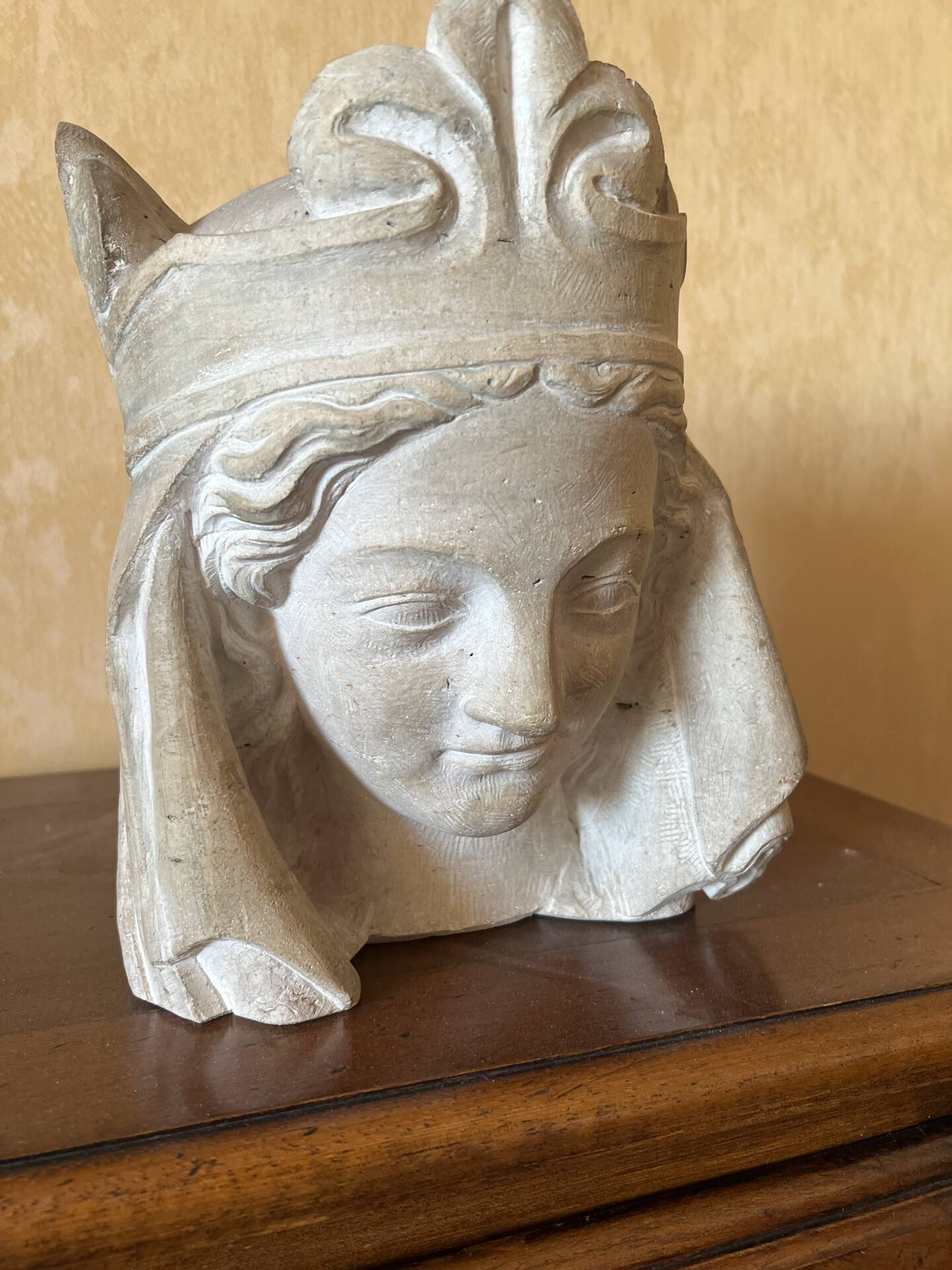 Sculpture ancienne en pierre visage de Bethsabee