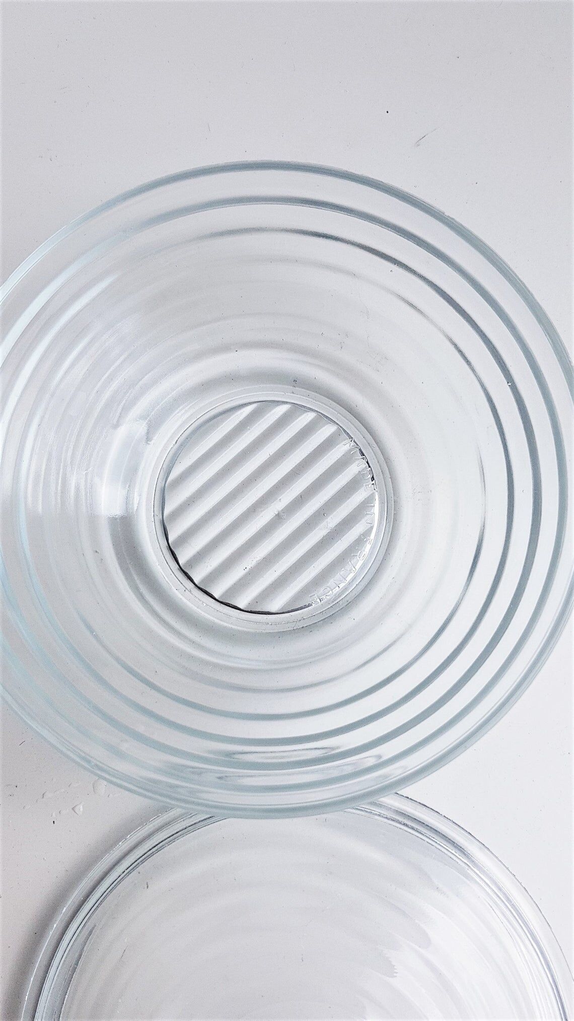 Round-shaped glass box