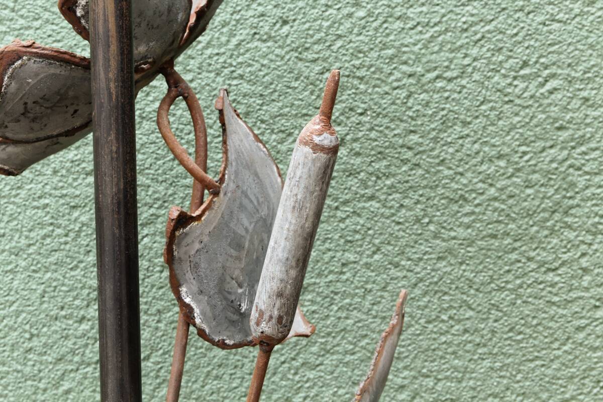 Brutalist metal lamp base, flowers