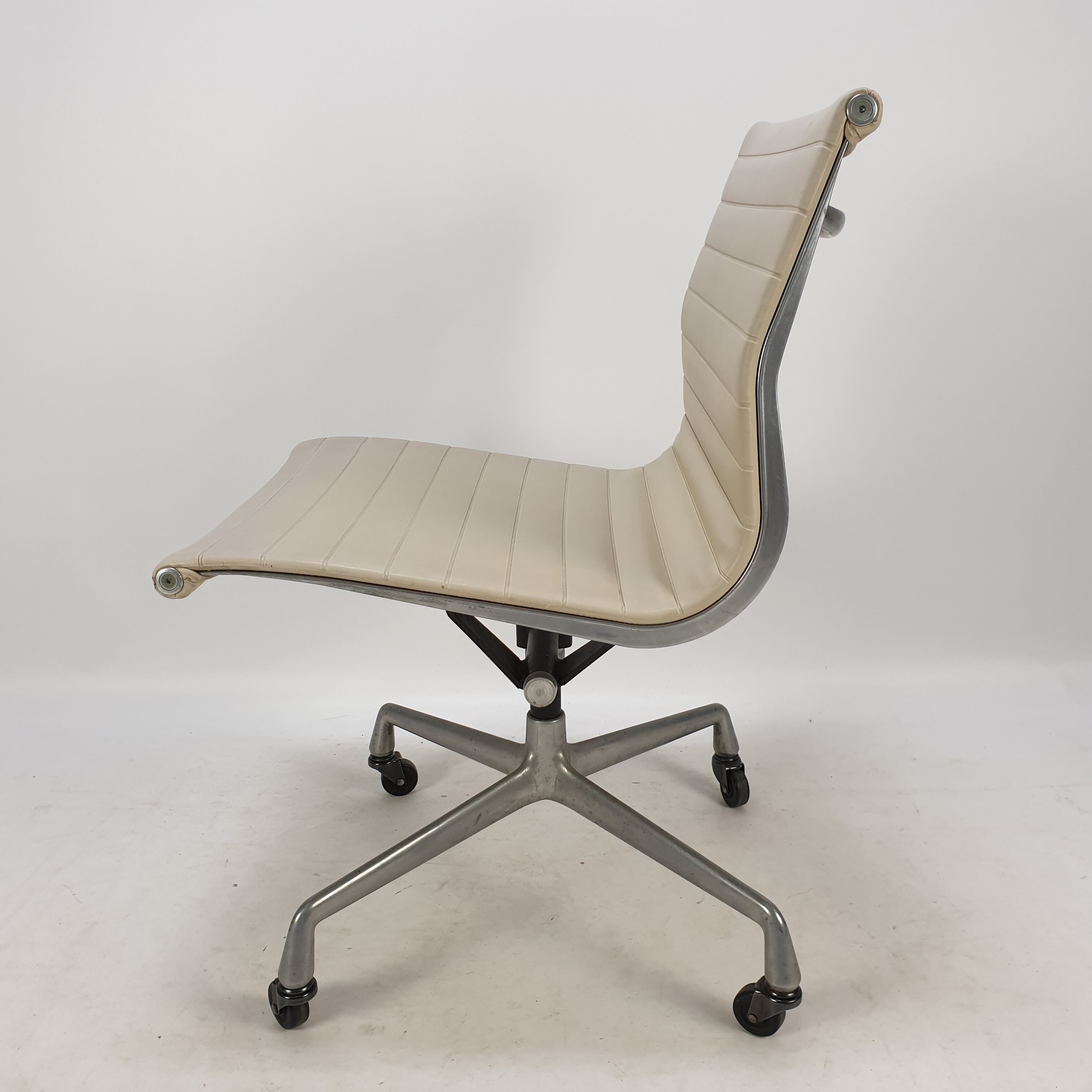 Swivel armchair by Charles & Ray Eames for Herman Miller, 1960