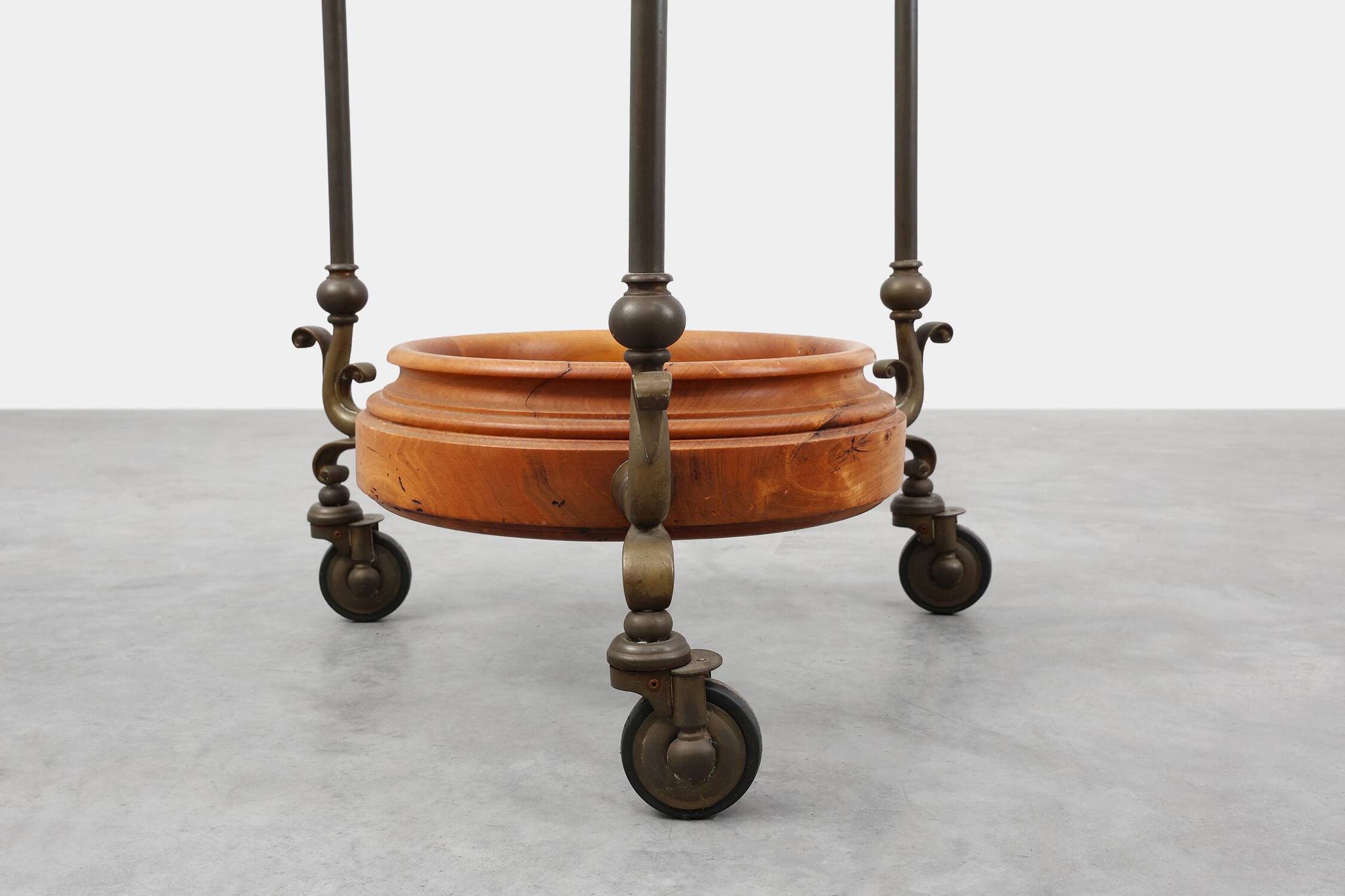 Chariot de service en cuivre, noyer et verre, France vers 1900