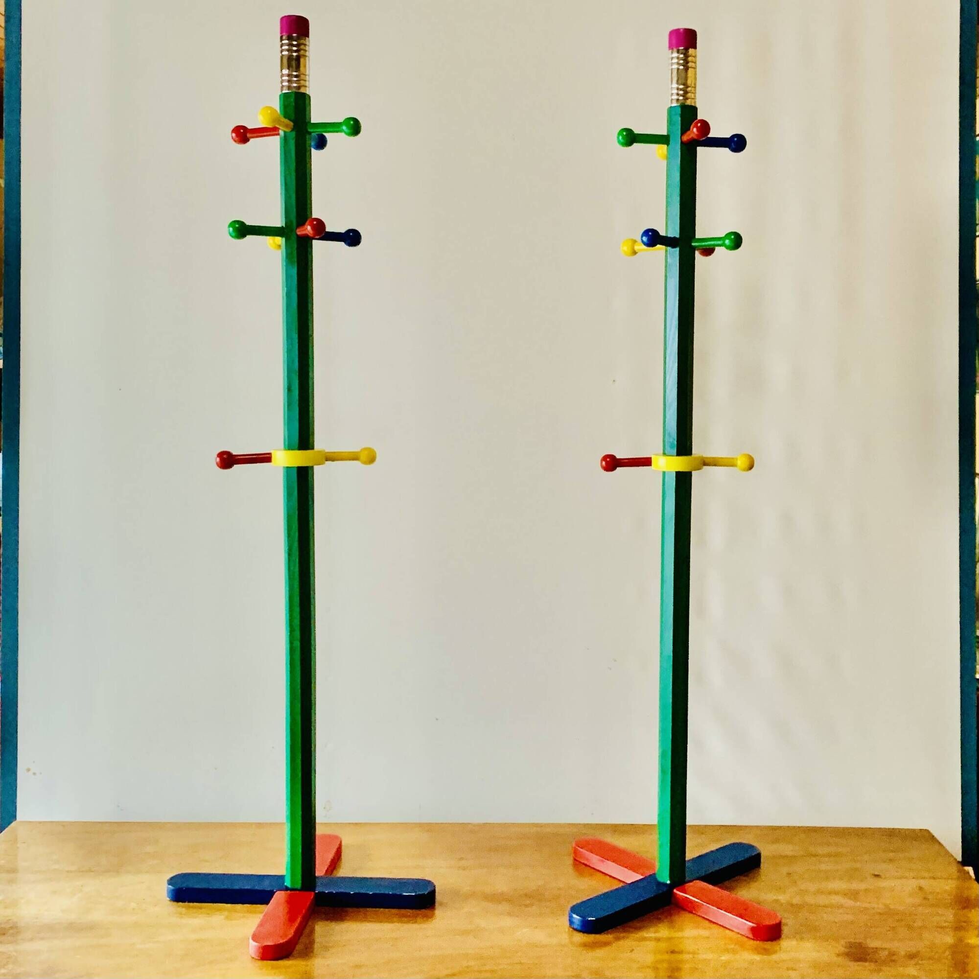 Paire de portemanteaux pour enfants vintage - forme de crayon