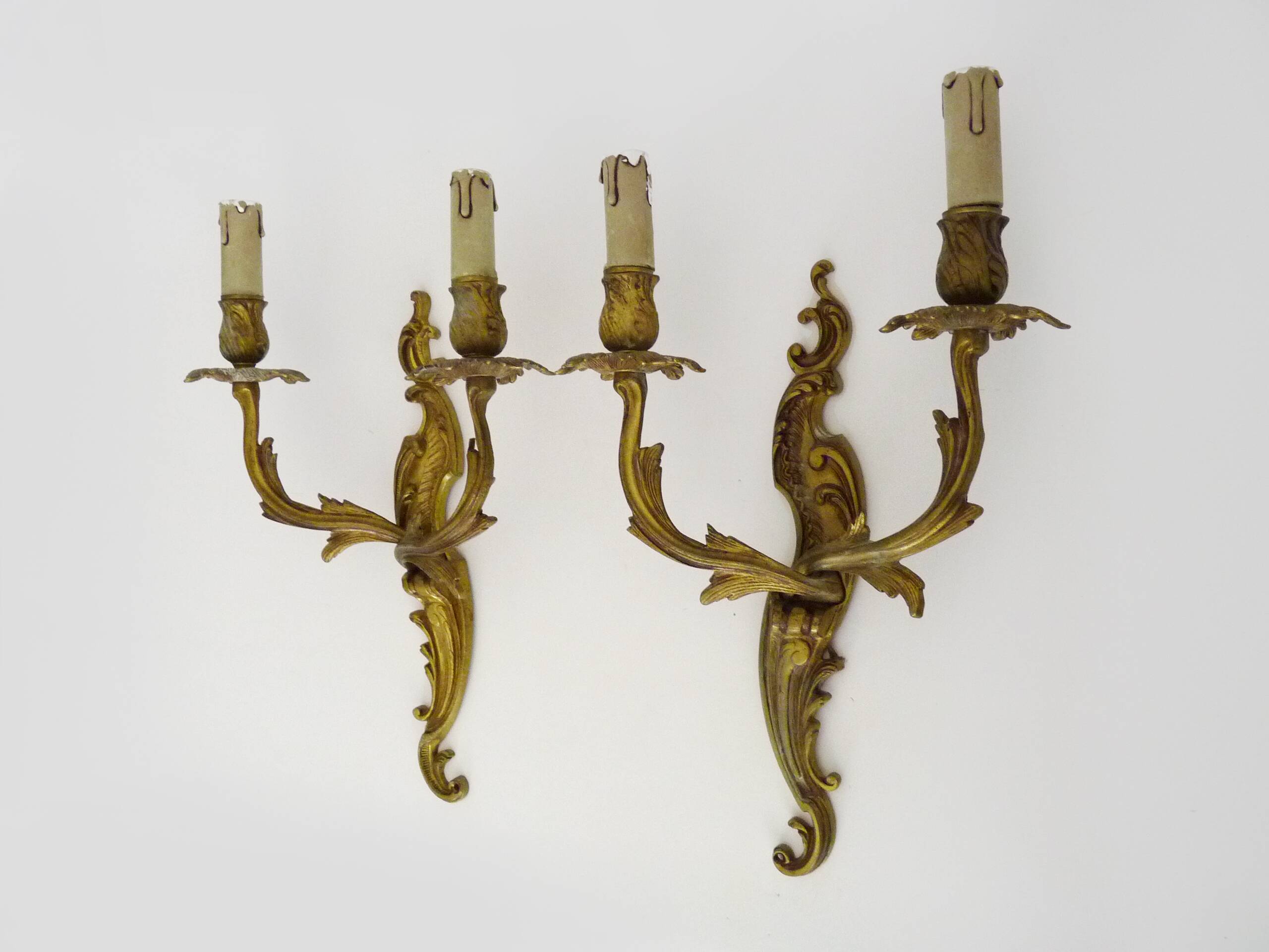 Ancienne paire d'appliques murales à double feux en bronze ou laiton, feuille d'acanthes. Années 60