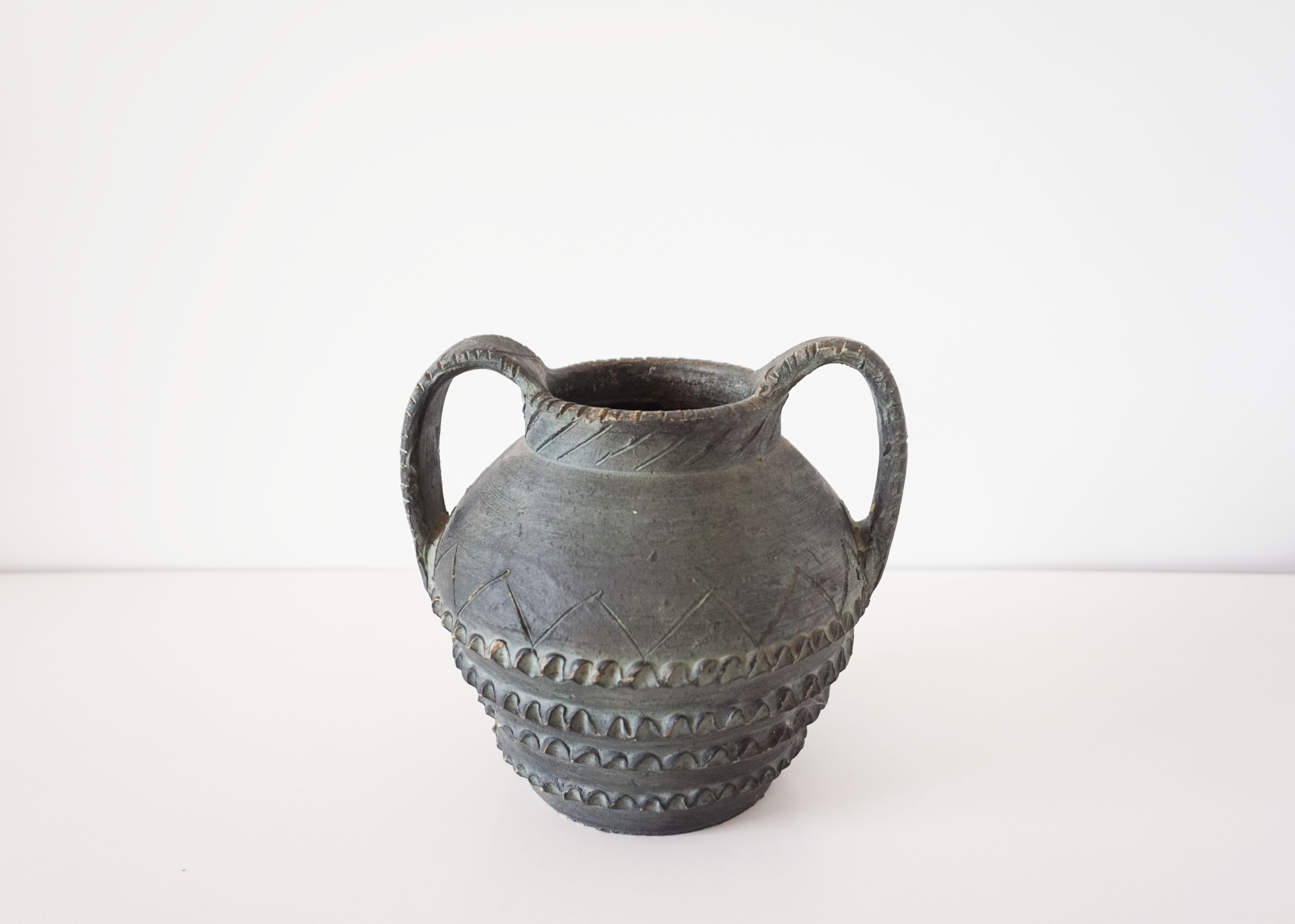 Vase with double handle in black sandstone