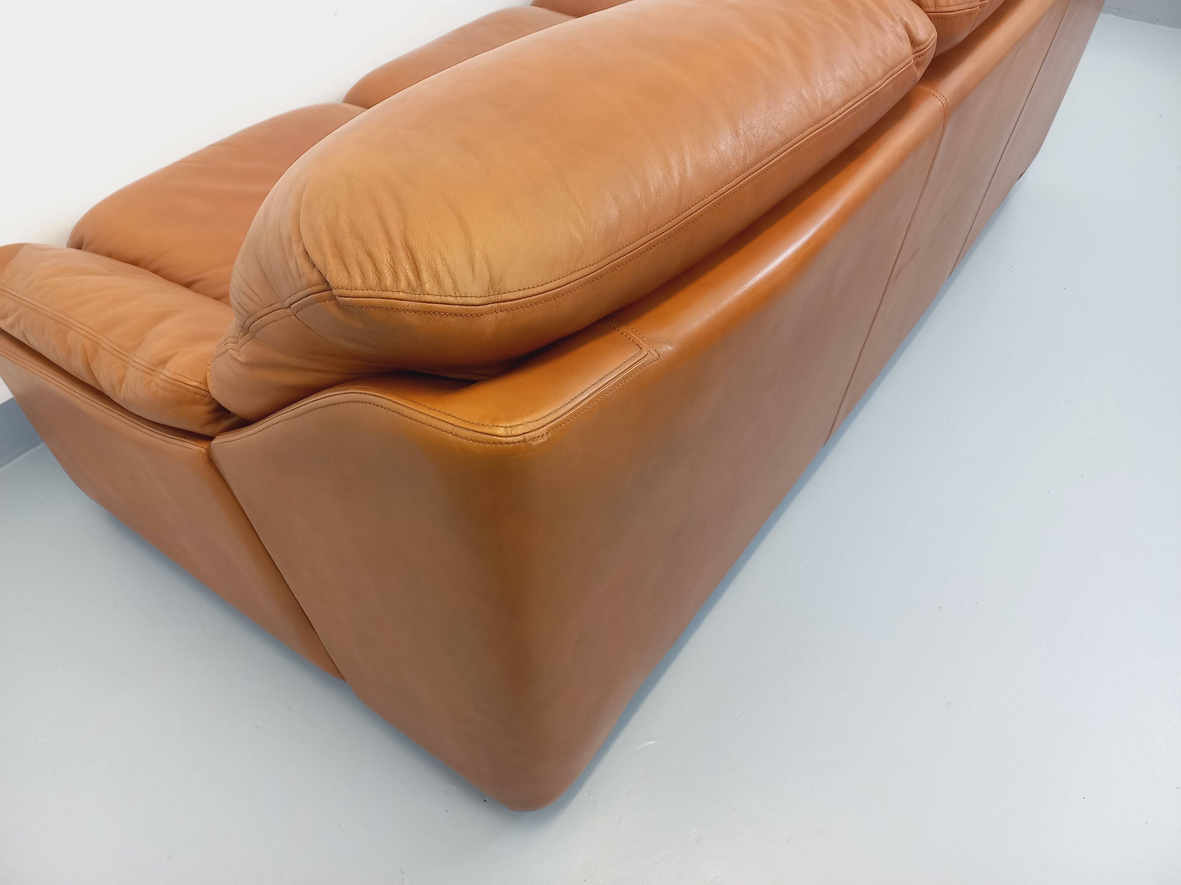 Vintage cognac camel leather canapé from the 1970s.