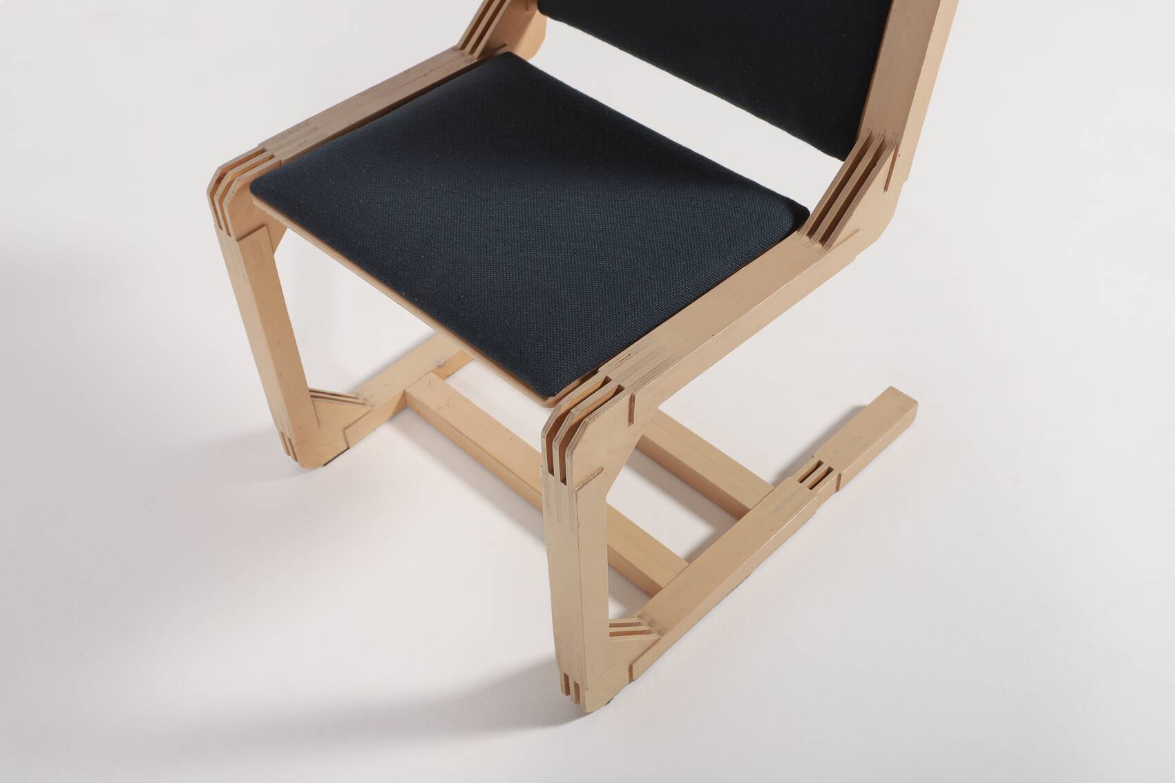 Une paire de chaises architecturales, Danemark 1990