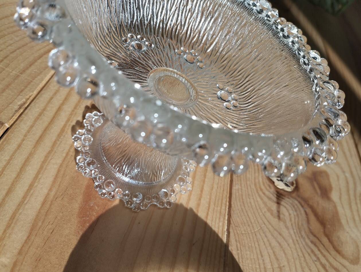 Bonbonnière sur pied en verre moulé – Décor texturé vintage