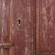 Armoire rustique parisienne en bois de pin avec de vieilles couches de peinture bordeaux, vers 18