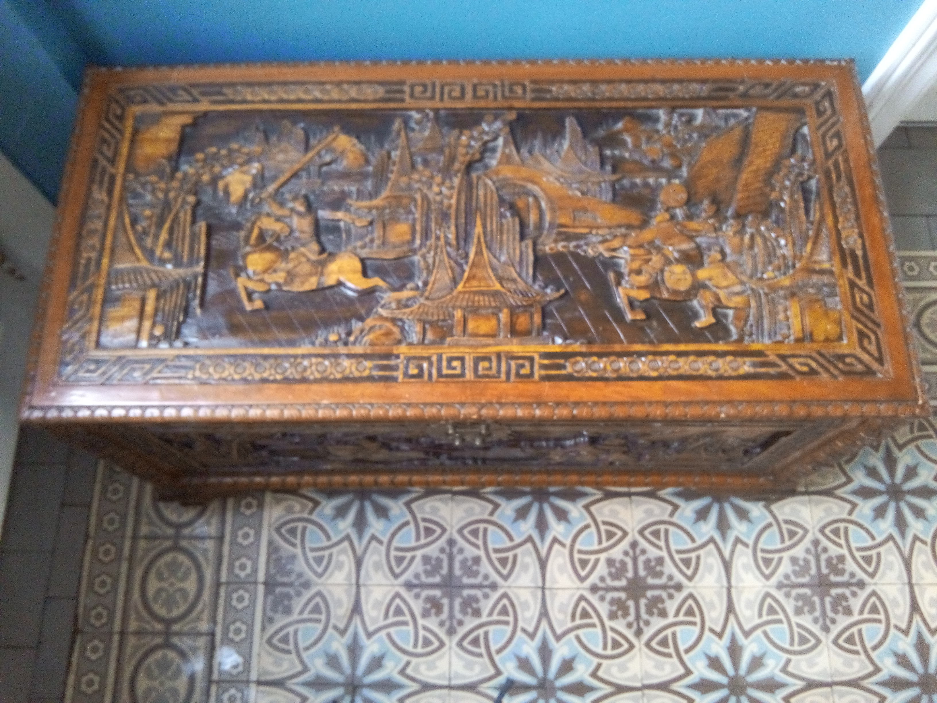 Coffre Indochinois en camphrier sculpté